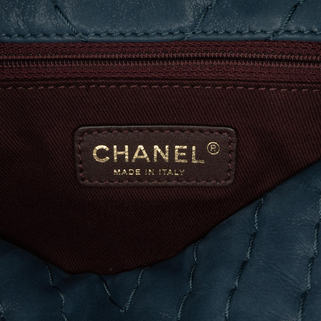 Chanel Jumbo Chevron Iridescent Surpique Flap (SHG-w8I8Ii)