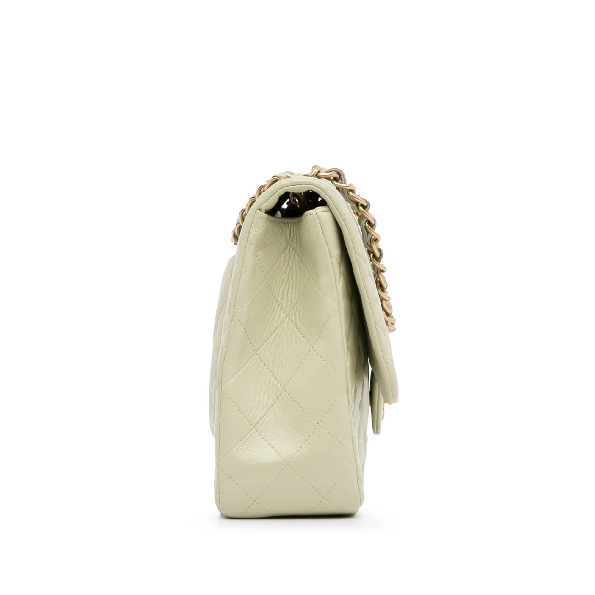 Chanel Jumbo Classic Lambskin Single Flap (SHG-RAwy5g)