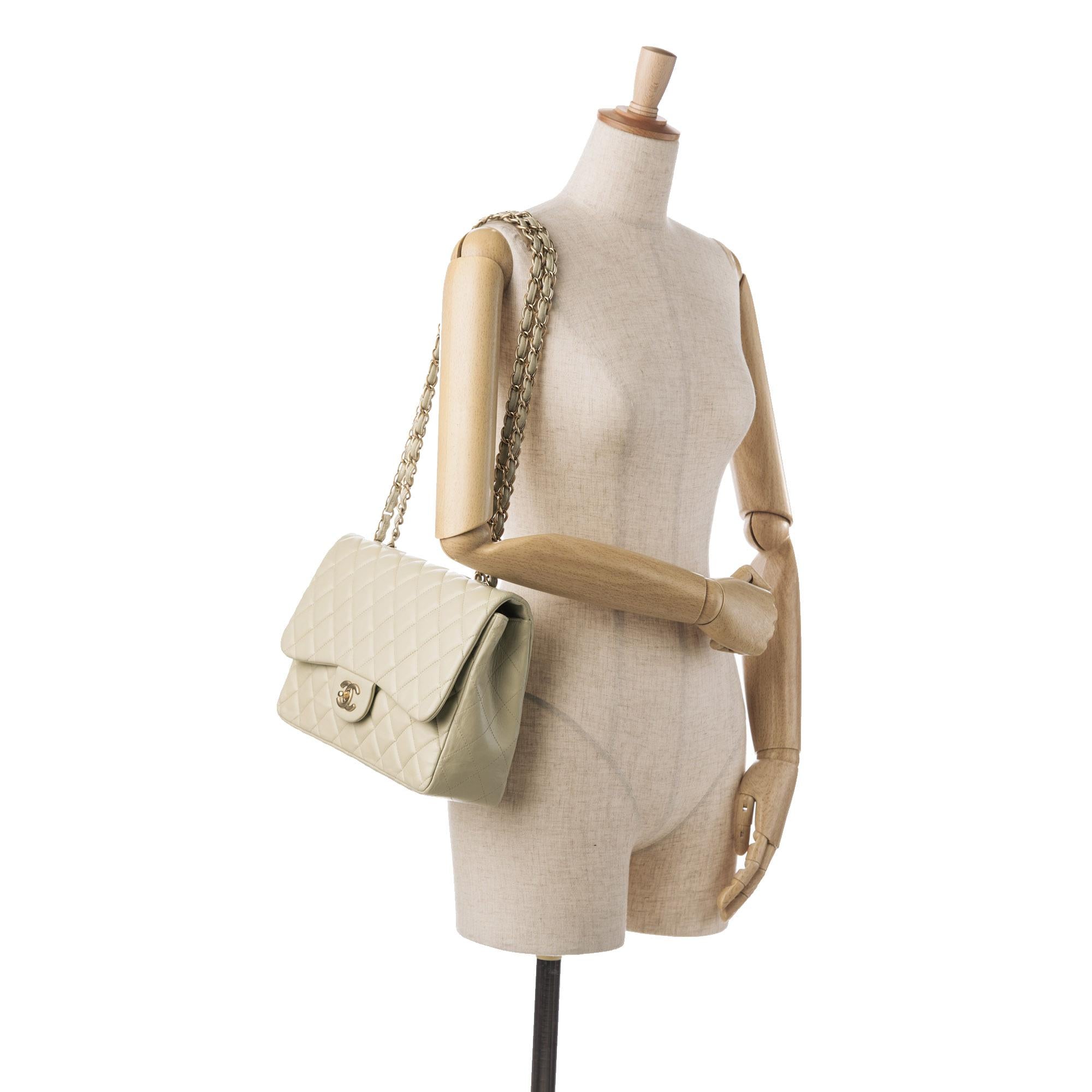 Chanel Jumbo Classic Lambskin Single Flap (SHG-RAwy5g)