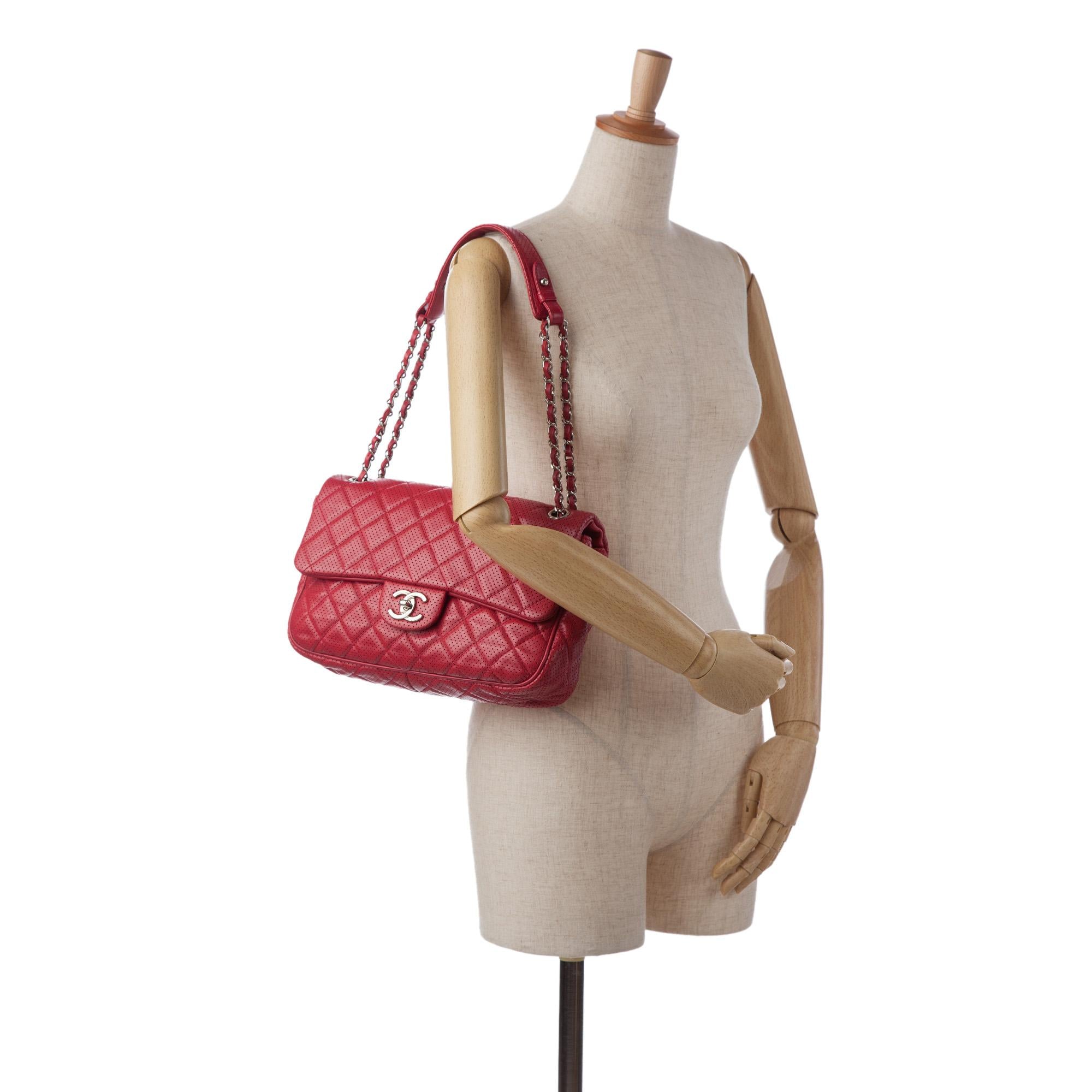 Chanel Jumbo Classic Perforated Lambskin Single Flap (SHG-nXRiI3)
