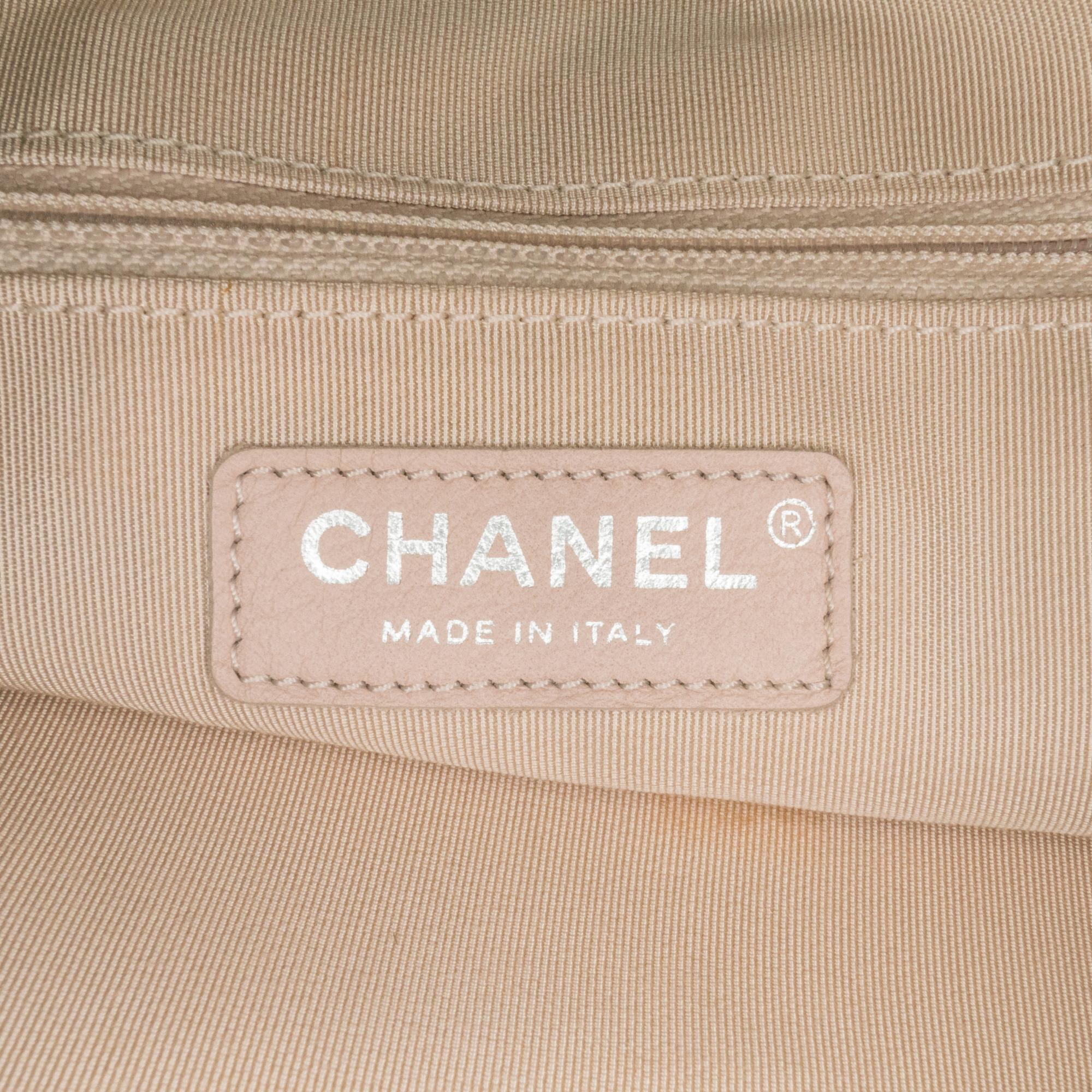 Chanel La Pausa Bay Shopping Tote (SHG-VMMPHk)
