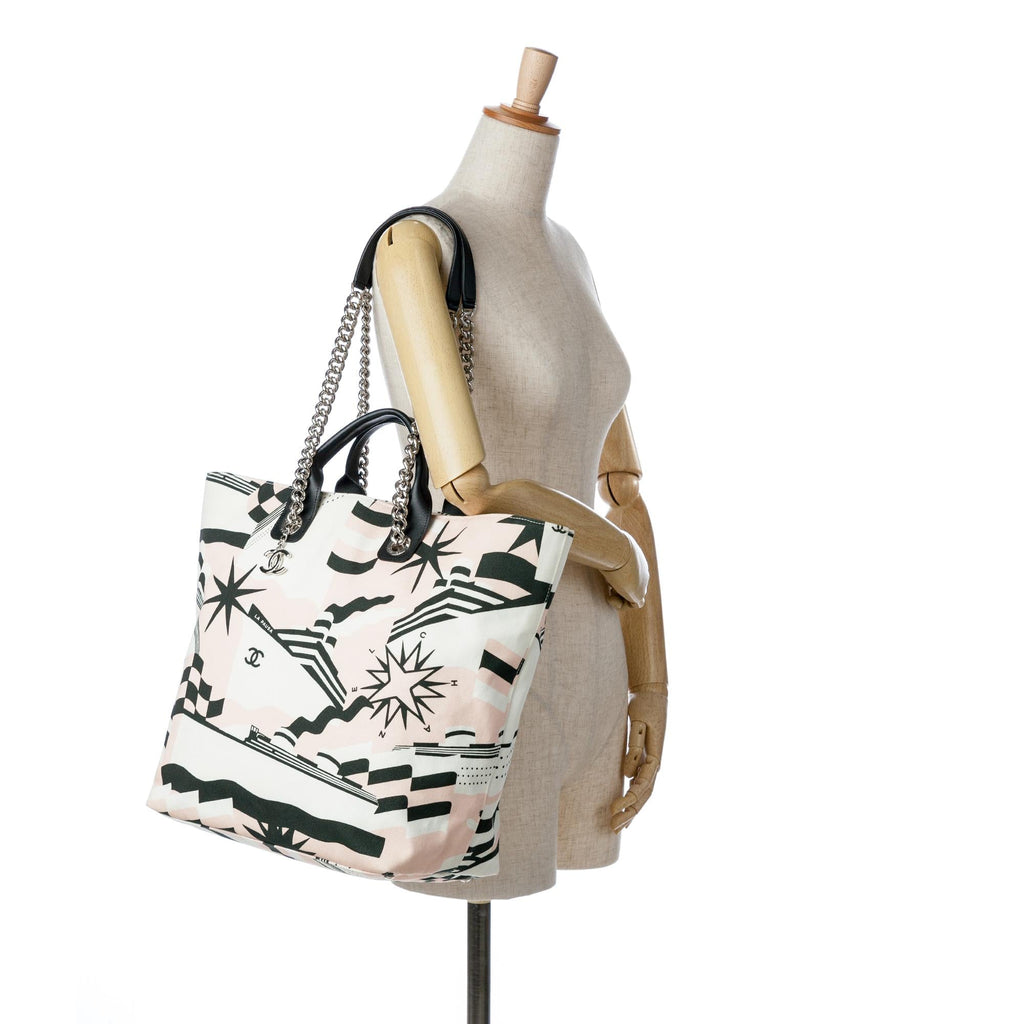 Chanel La Pausa Bay Shopping Tote (SHG-VMMPHk)