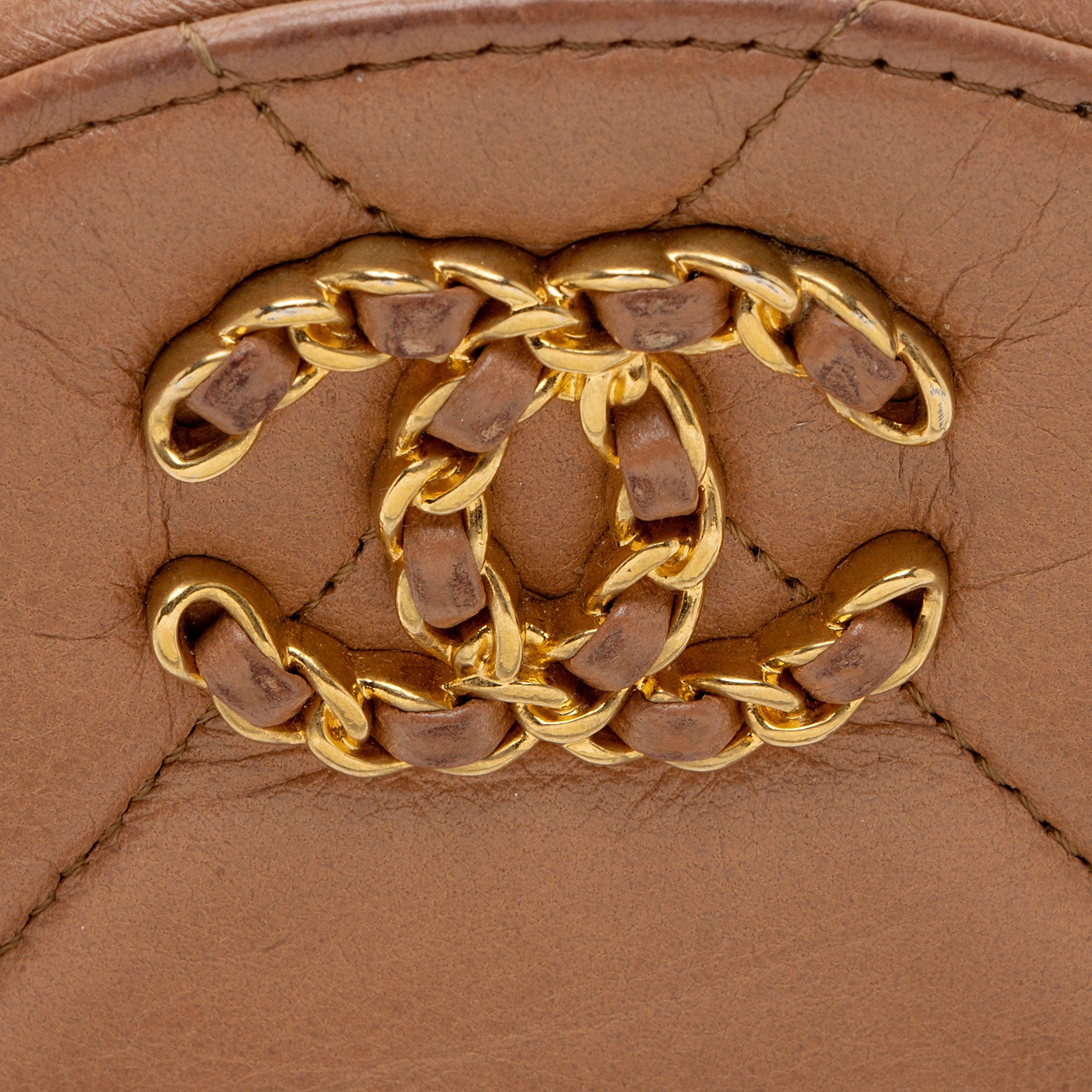 Chanel Lambskin 19 Round Clutch with Chain (SHF-p9Azmt)