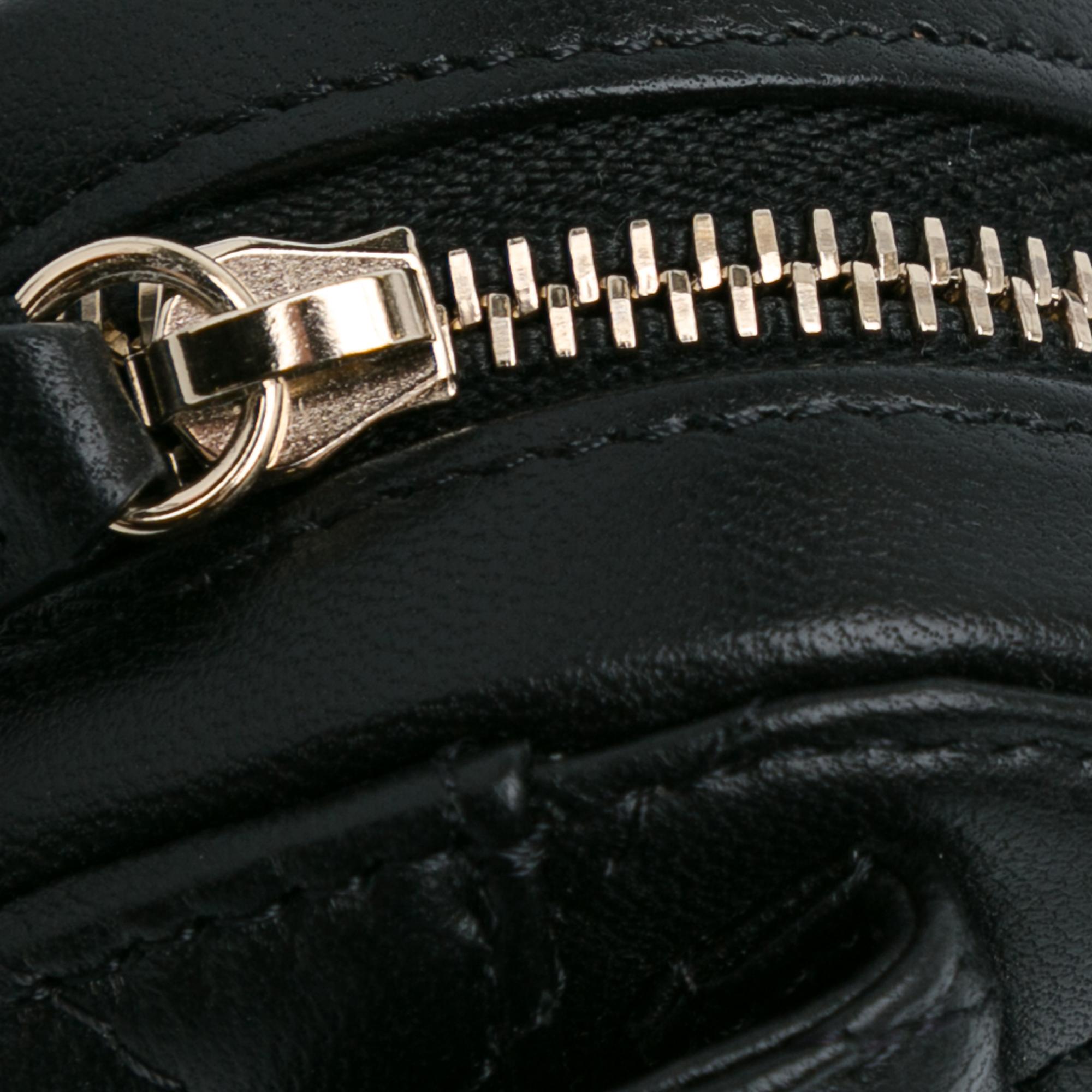 Chanel Lambskin CC in Love Heart Necklace Bag (SHG-lbzzG9)