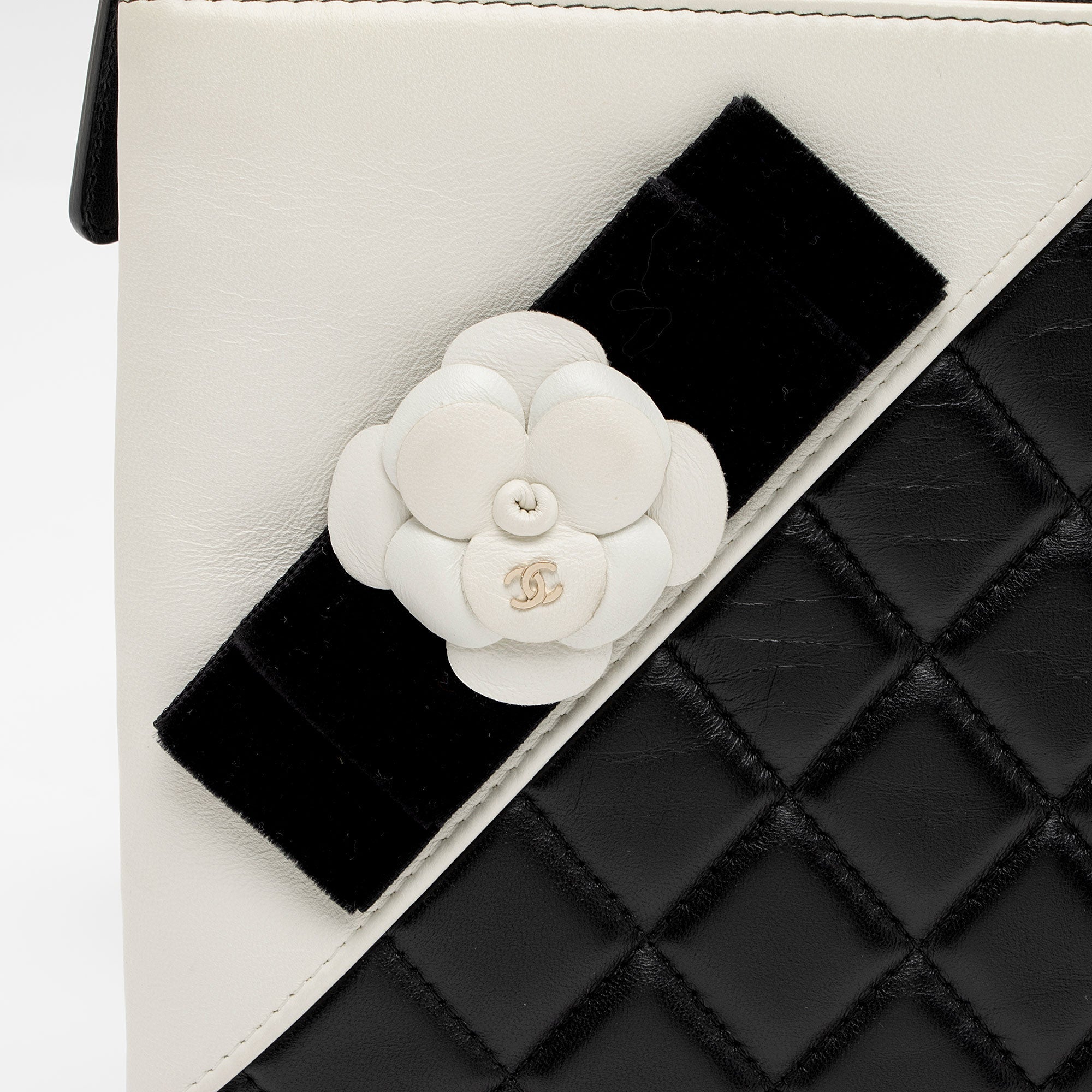 Chanel Lambskin Camellia Medium O-Case (SHF-mX1U89)