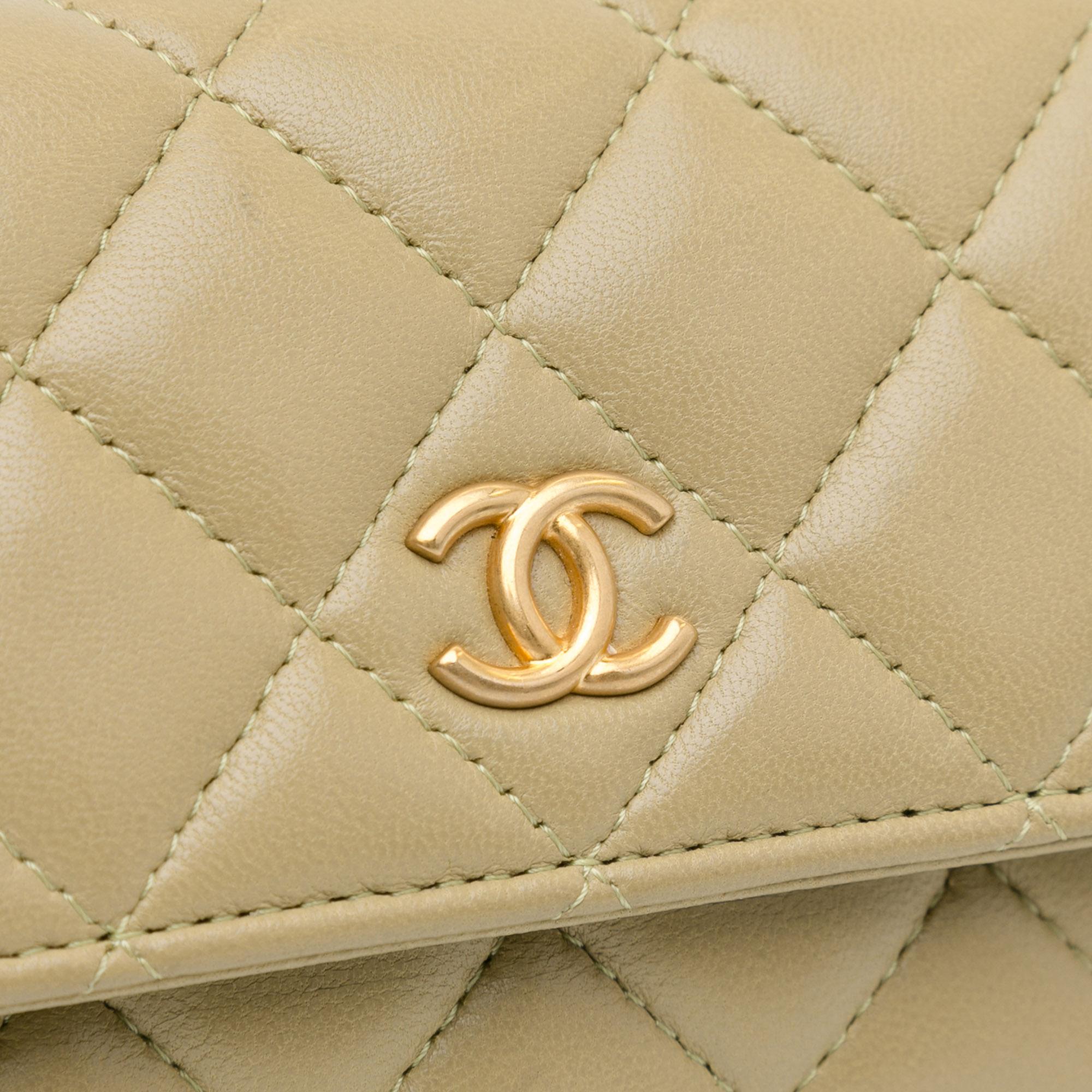 Chanel Lambskin Enamel Coco Hearts Clutch with Chain (SHG-eIwWFs)