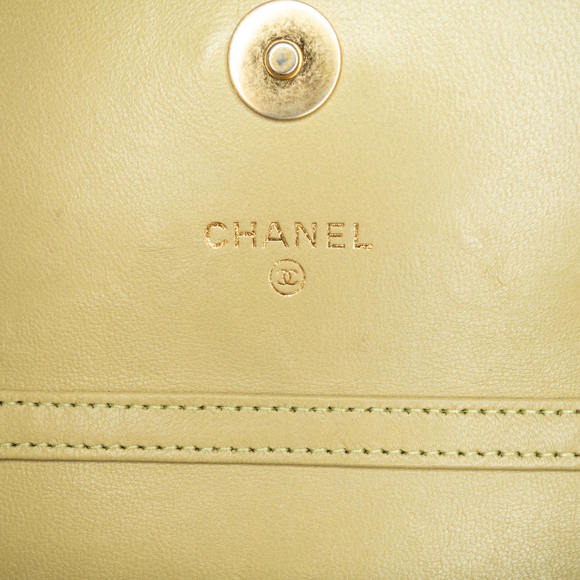 Chanel Lambskin Enamel Coco Hearts Clutch with Chain (SHG-eIwWFs)
