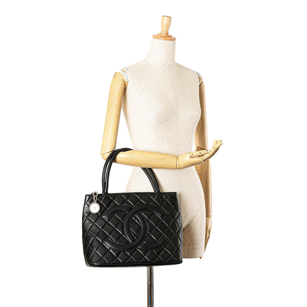 Chanel Lambskin Medallion Tote (SHG-cROUye)