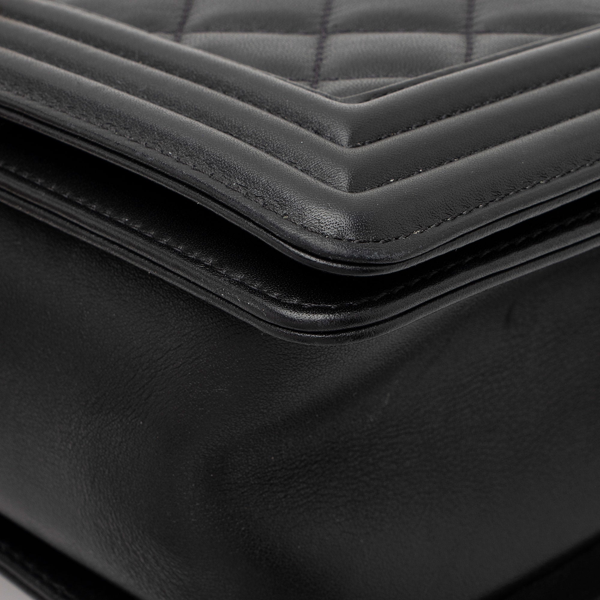 Chanel Lambskin Old Medium Boy Bag (SHF-QJr6Pf)