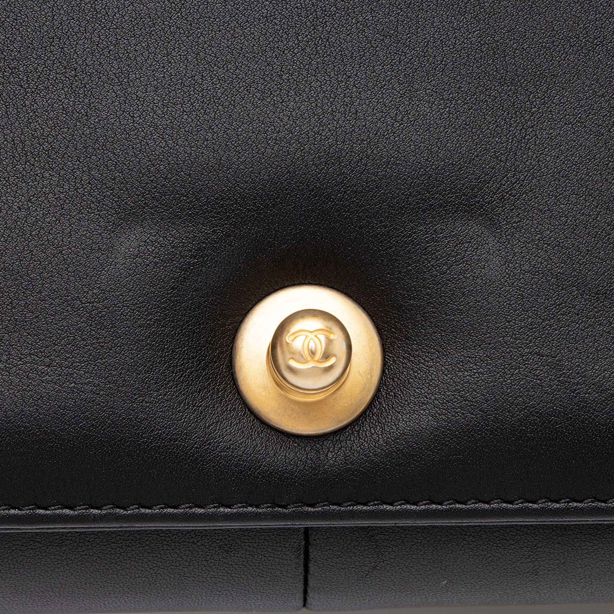Chanel Lambskin Old Medium Boy Bag (SHF-QJr6Pf)