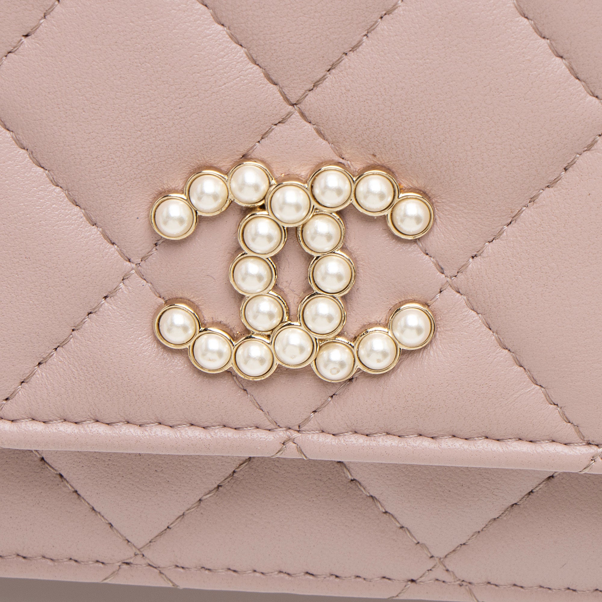 Chanel Lambskin Pearl CC Wallet on Chain (SHF-xRqAN6)