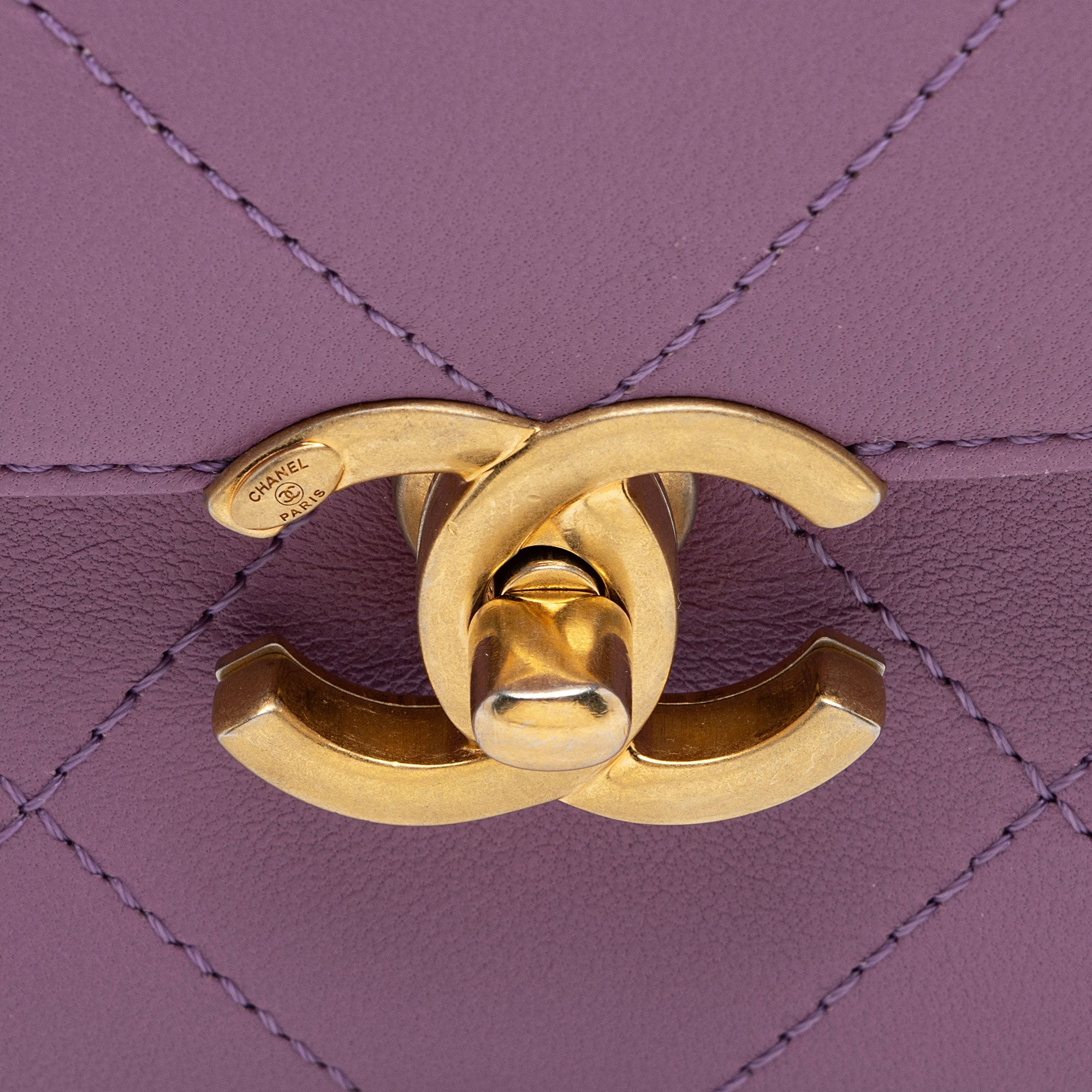 Chanel Lambskin Sleek & Chic Small Flap Bag (SHF-UMzeA2)
