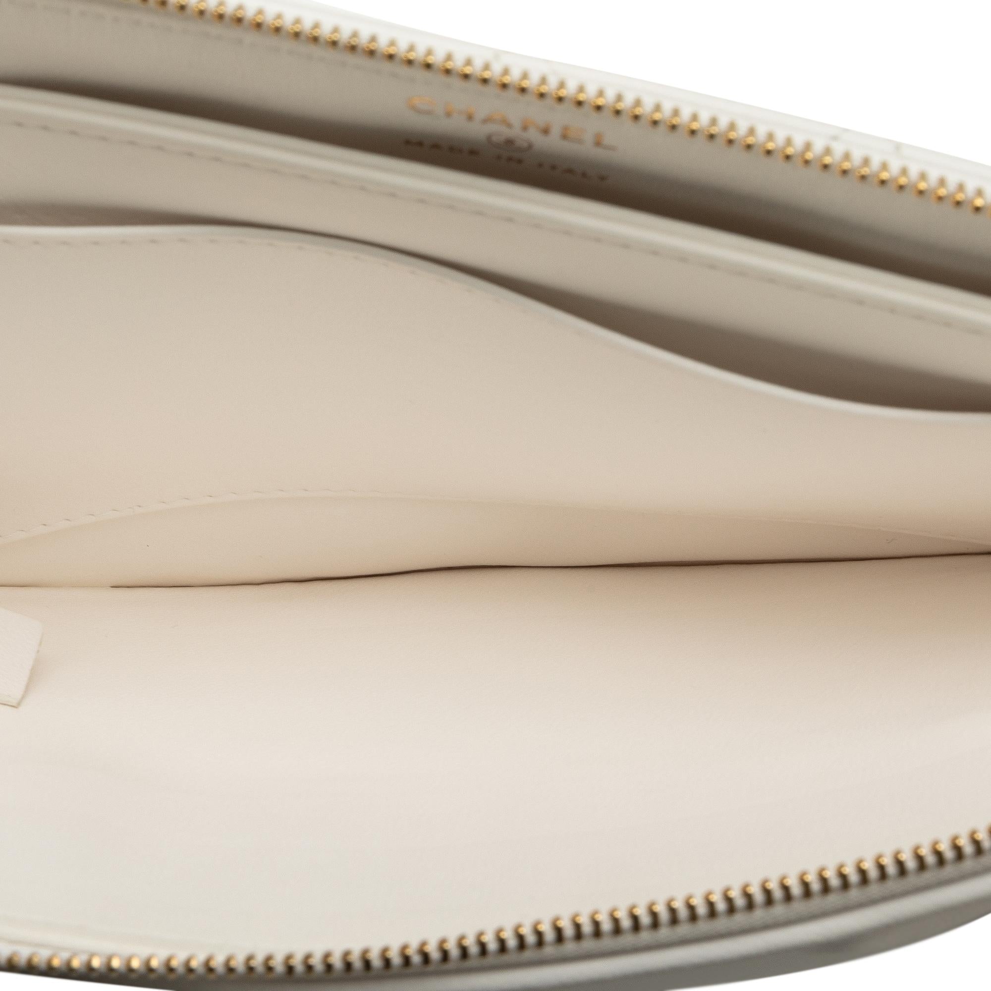 Chanel Lambskin Wave Clutch (SHG-7pqsXs)