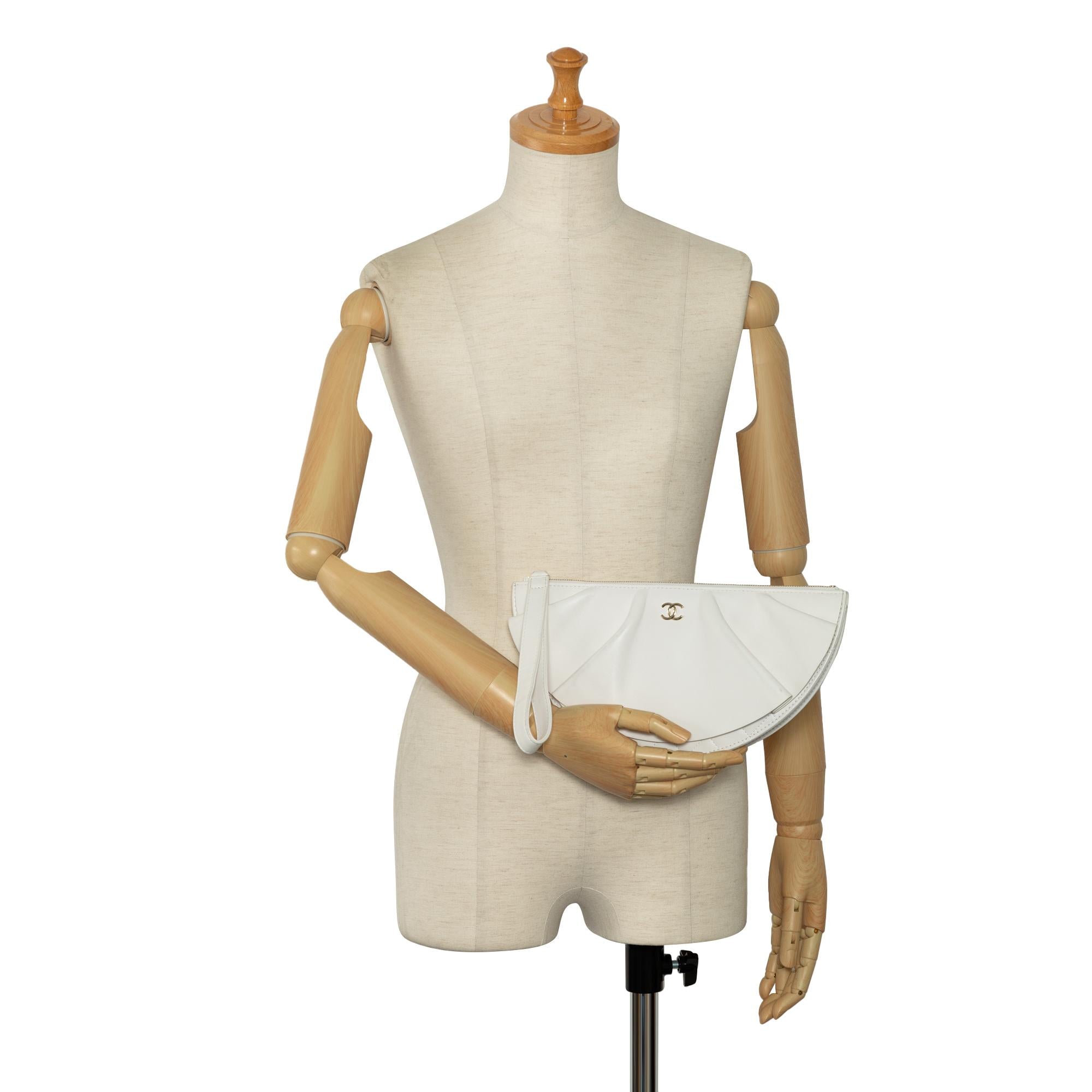 Chanel Lambskin Wave Clutch (SHG-7pqsXs)