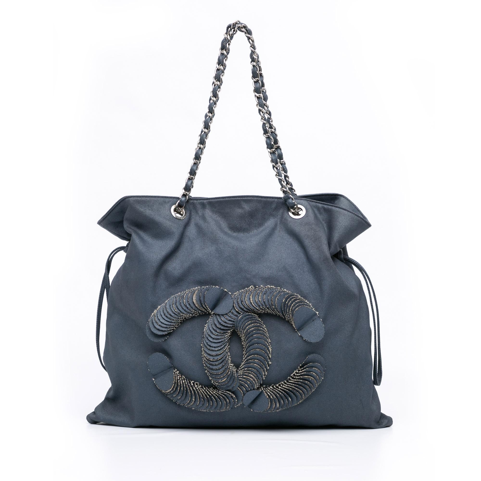 Chanel Large Denim CC Disc Bon Bon Tote (SHG-AAS4iI)
