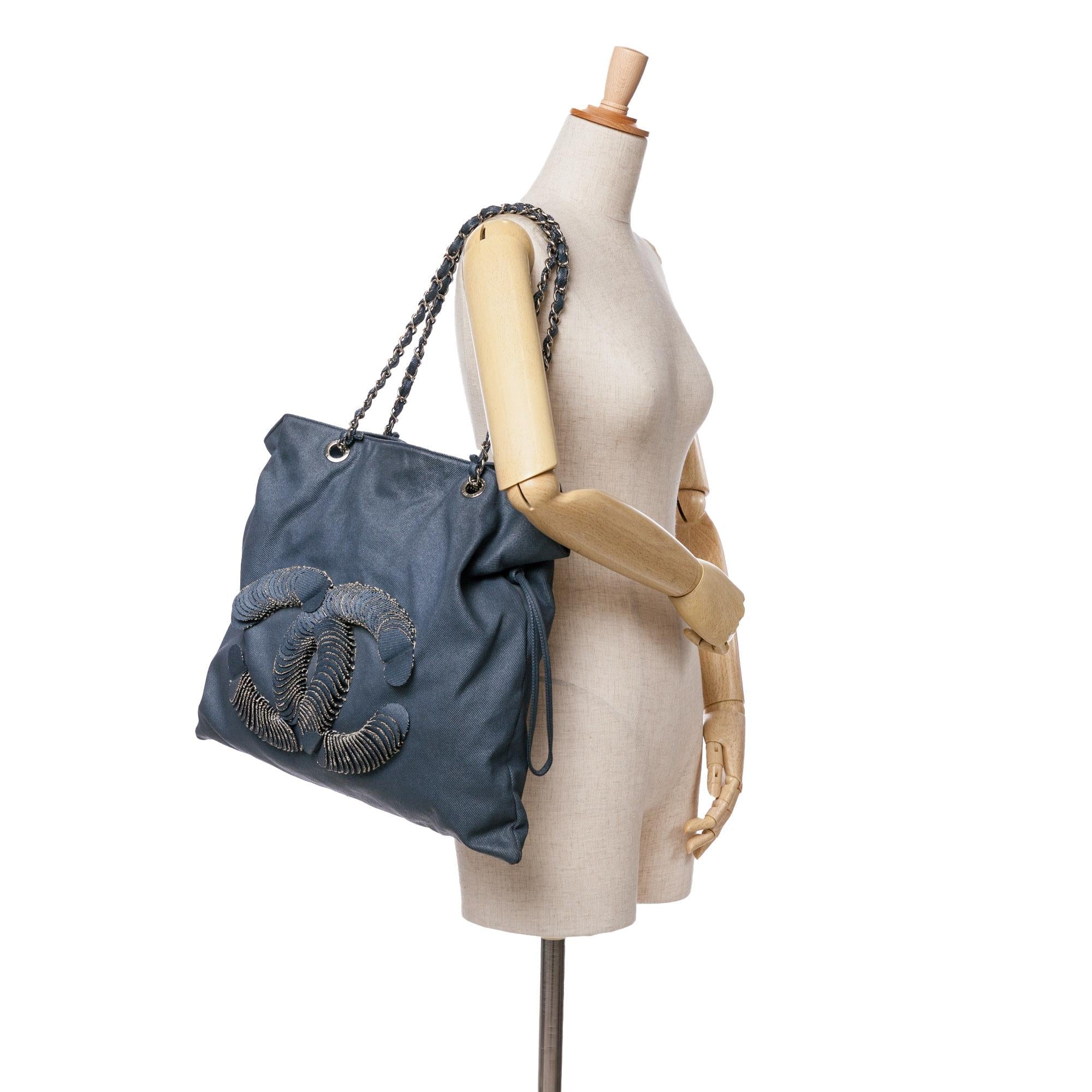Chanel Large Denim CC Disc Bon Bon Tote (SHG-AAS4iI)