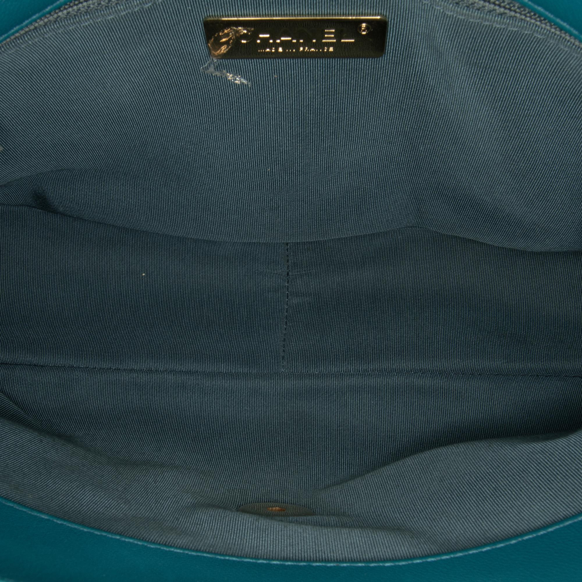 Chanel Large Lambskin 19 Flap (SHG-olIAoj)