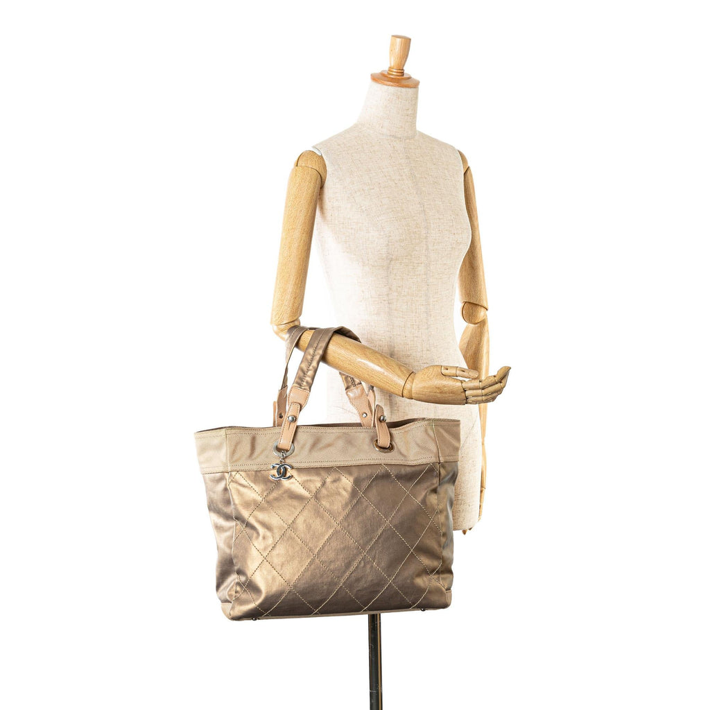 Chanel Large Paris Biarritz Tote (SHG-Uoj0gx)