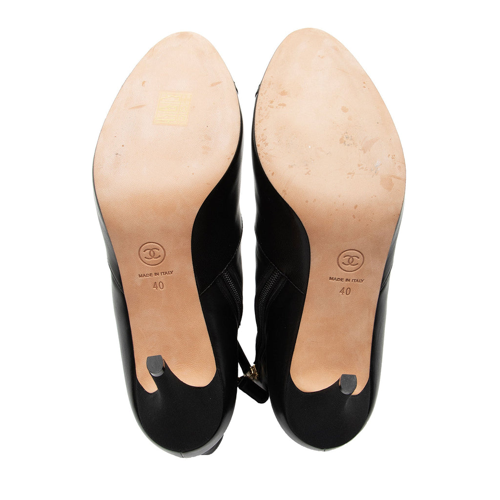 Chanel Leather Grosgrain CC Cap Toe Booties - Size 10 / 40 (SHF-dvns34)