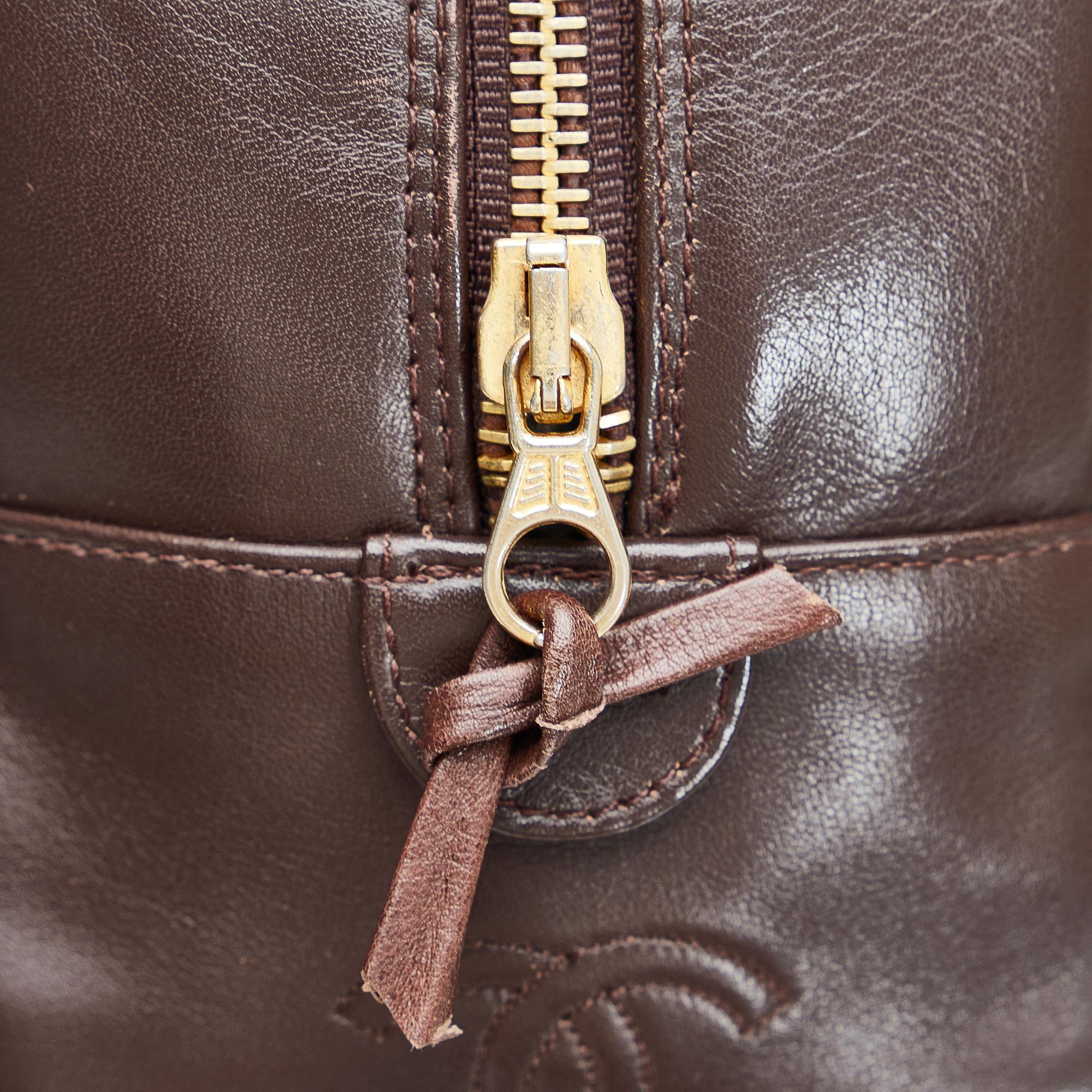 Chanel Leather Pouch (SHG-pa4YMp)