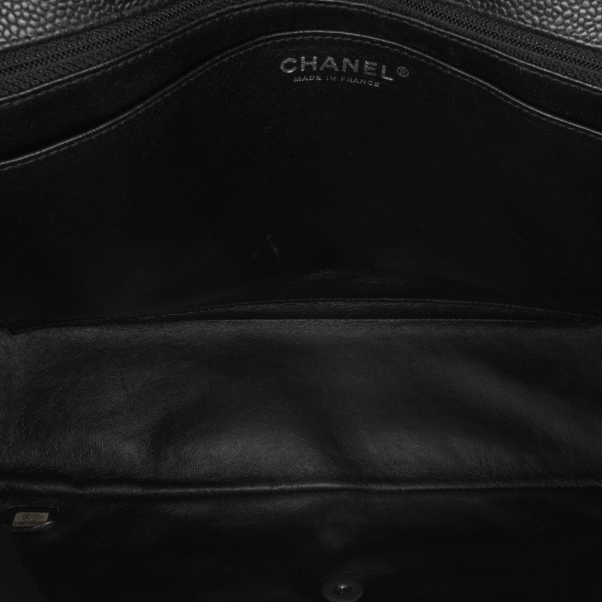 Chanel Maxi Classic Caviar Single Flap (SHG-QSdaKq)