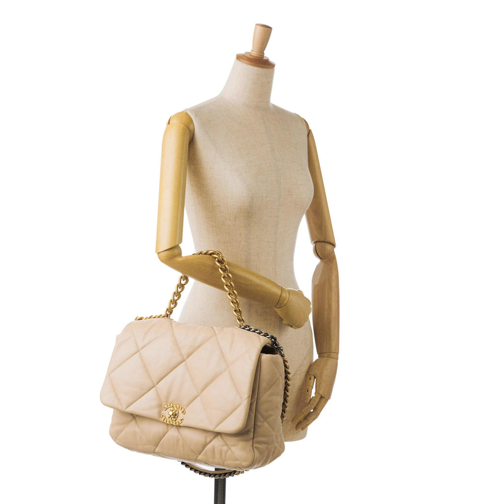 Chanel Maxi Lambskin 19 Flap Satchel (SHG-RsNtmV)
