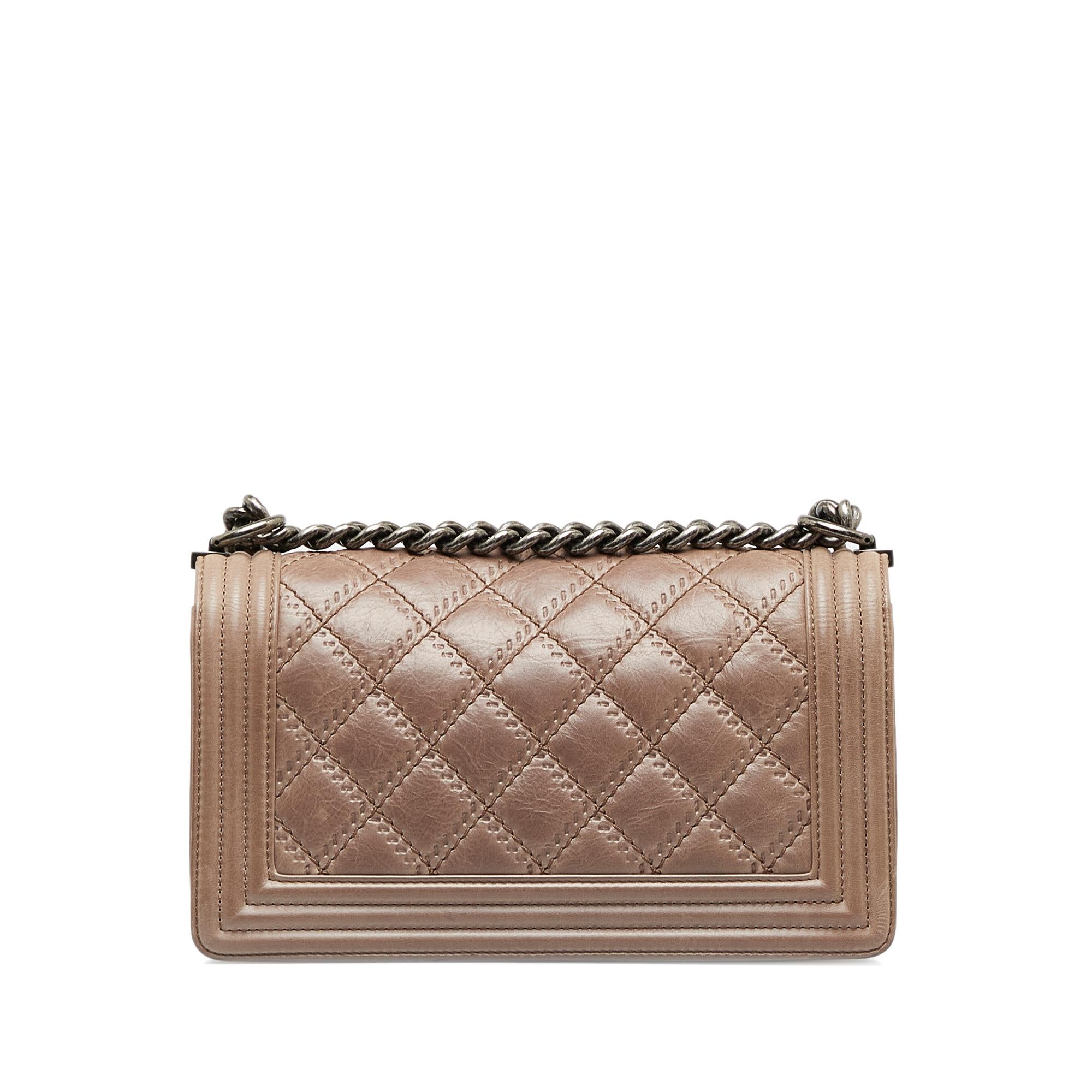 Chanel Medium Aged Calfskin Double Stitched Boy Flap (SHG-VHjdd9)