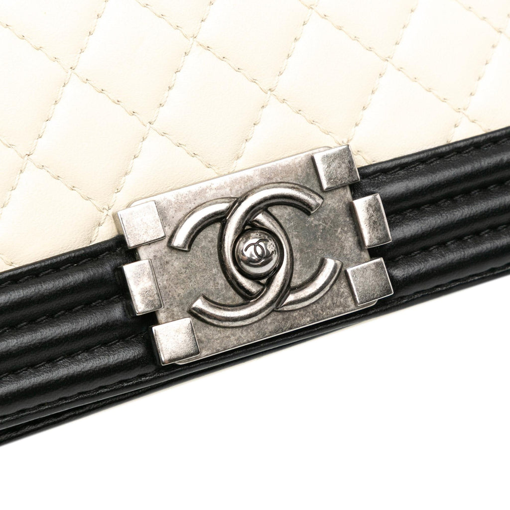 Chanel Medium Bicolor Lambskin Boy Flap (SHG-qI2Oyf)