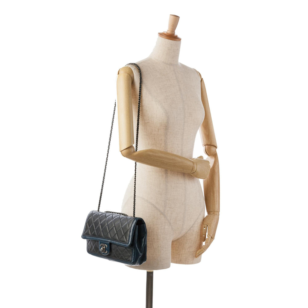Chanel Medium Bicolor Lambskin Graphic Flap (SHG-EwBfXt)
