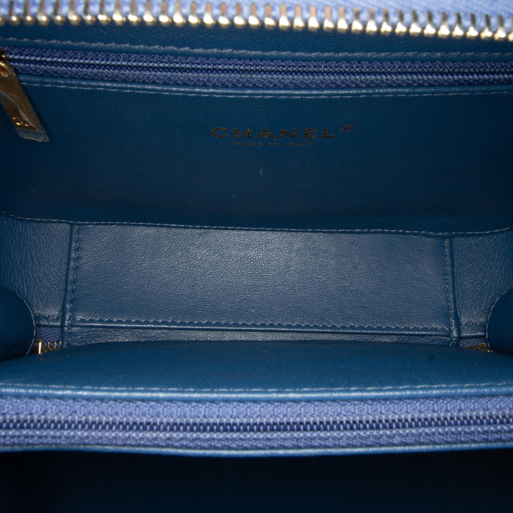 Chanel Medium CC Filigree Caviar Vanity Case (SHG-R0dFDb)