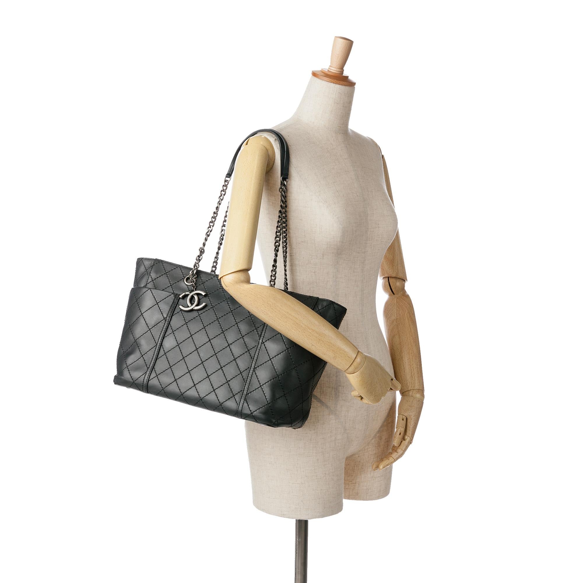 Chanel Medium CC Stitched Calfskin Pocket Zipped Chain Tote (SHG-S5VWBc)