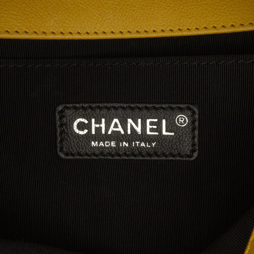 Chanel Medium Calfskin Boy Flap (SHG-vhLQuD)