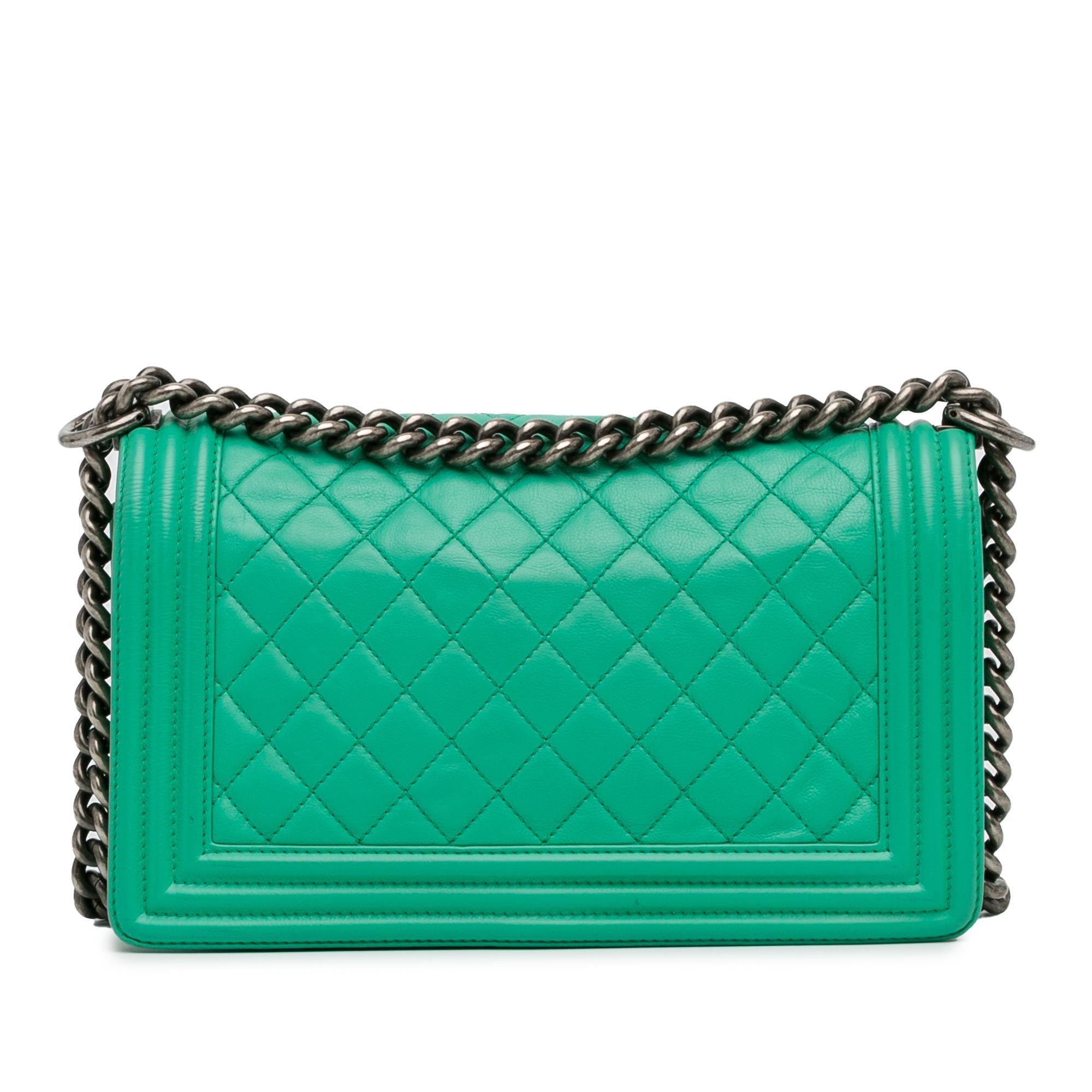 Chanel Medium Calfskin Boy Flap (SHG-tWiEec)