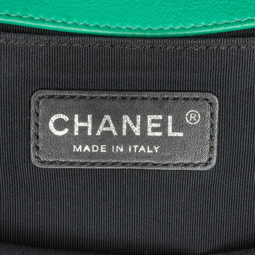 Chanel Medium Calfskin Boy Flap (SHG-tWiEec)