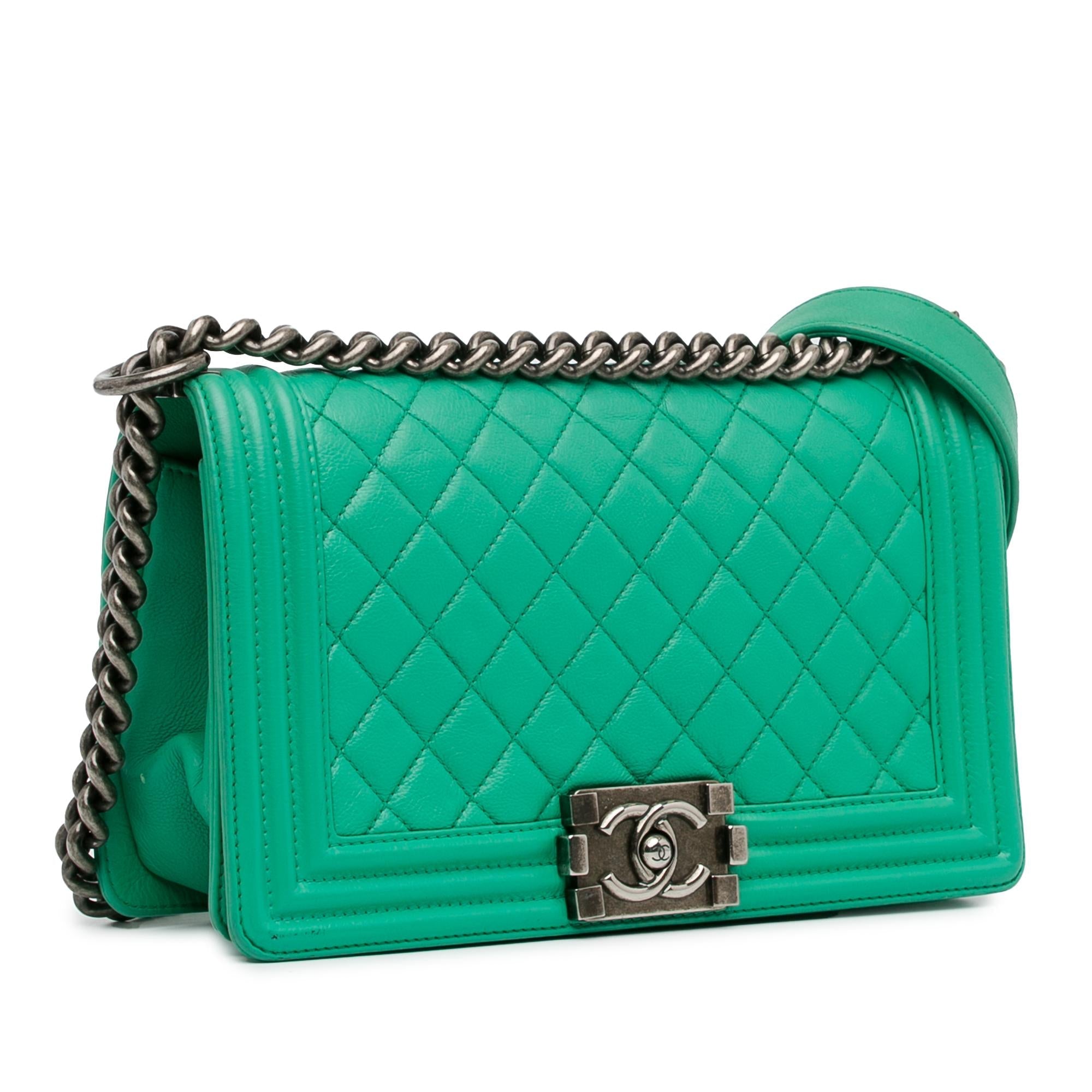 Chanel Medium Calfskin Boy Flap (SHG-tWiEec)