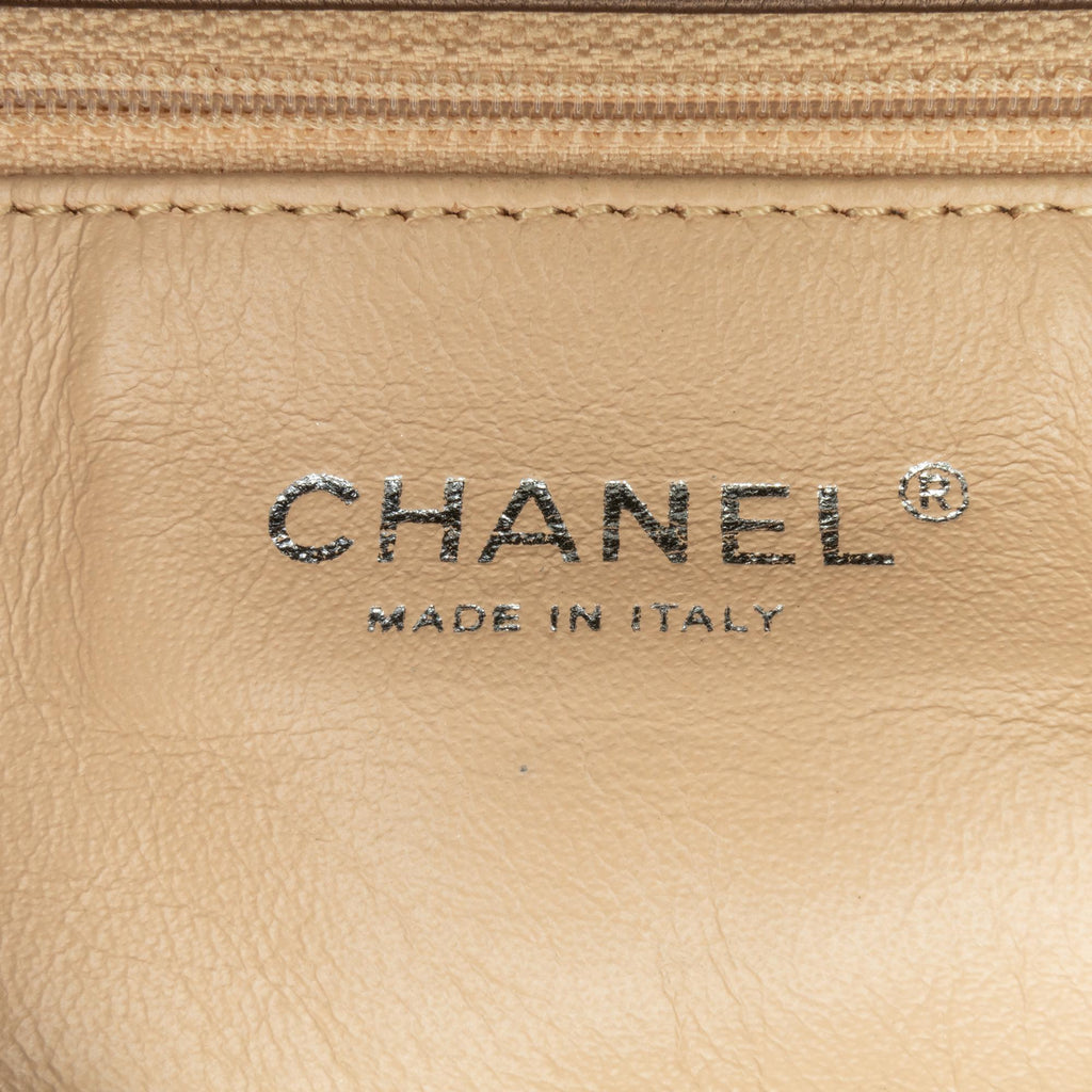 Chanel Medium Calfskin Luxe Ligne Flap (SHG-Mw3WxL)