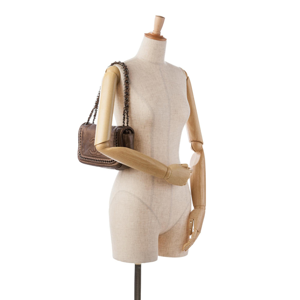 Chanel Medium Calfskin Luxe Ligne Flap (SHG-Mw3WxL)