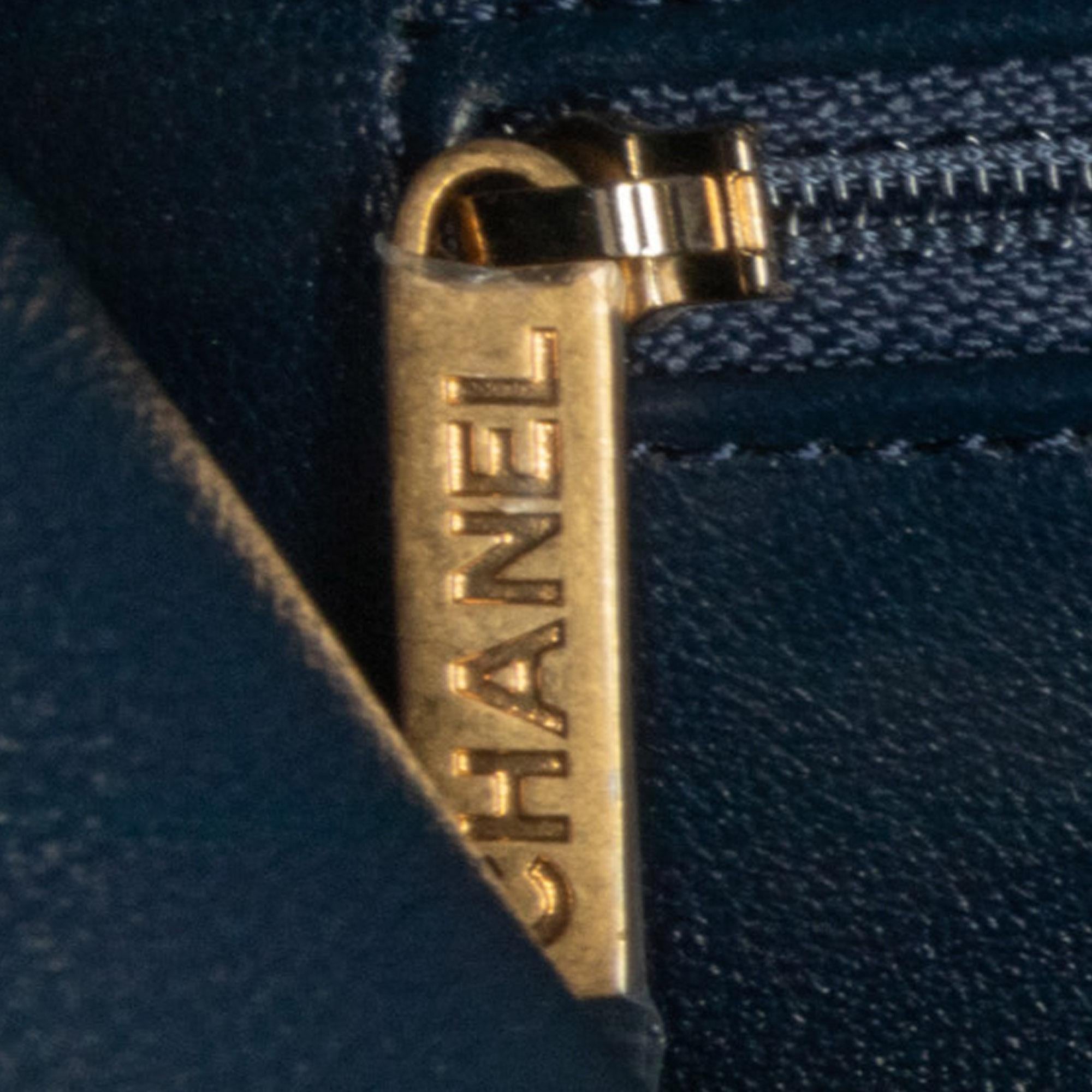 Chanel Medium Caviar CC Filigree Vanity Case (SHG-1tdpwa)