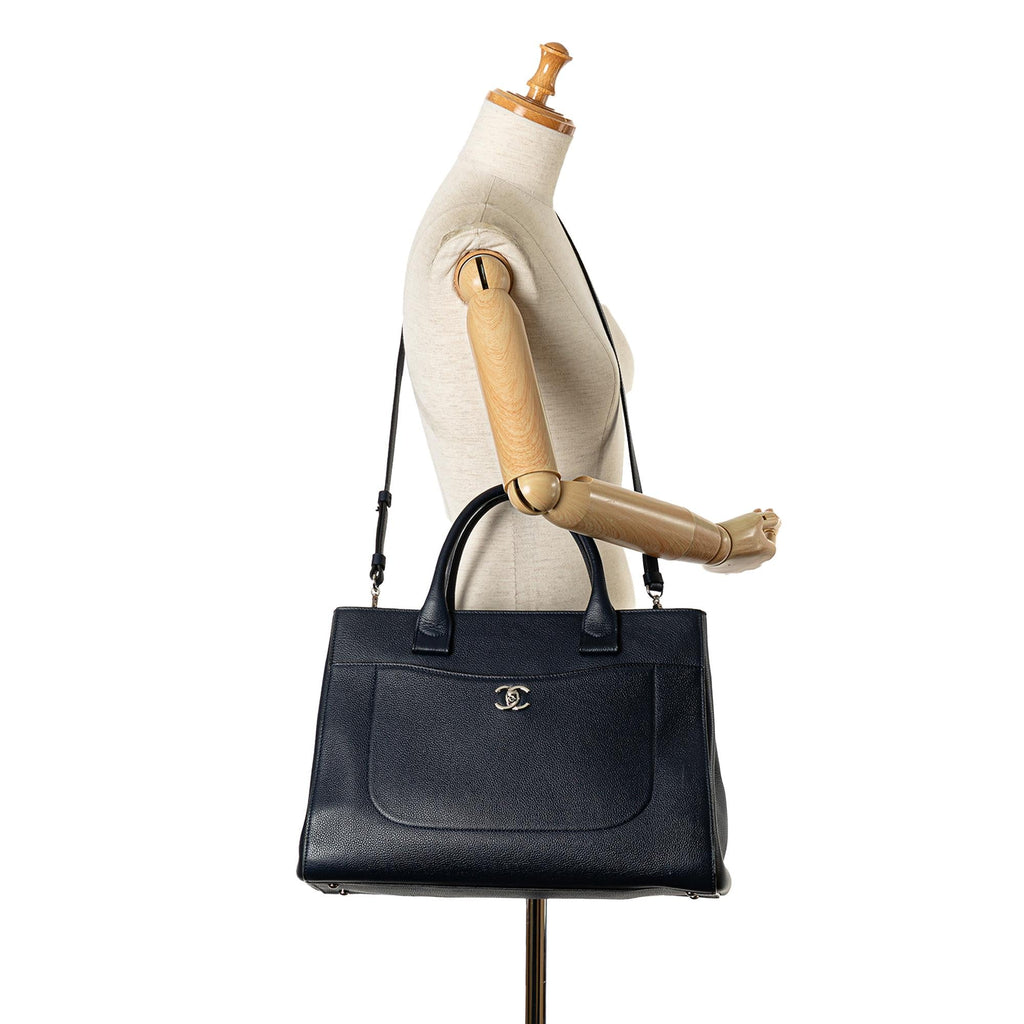 Chanel Medium Caviar Neo Executive Tote (SHG-CMN5iv)
