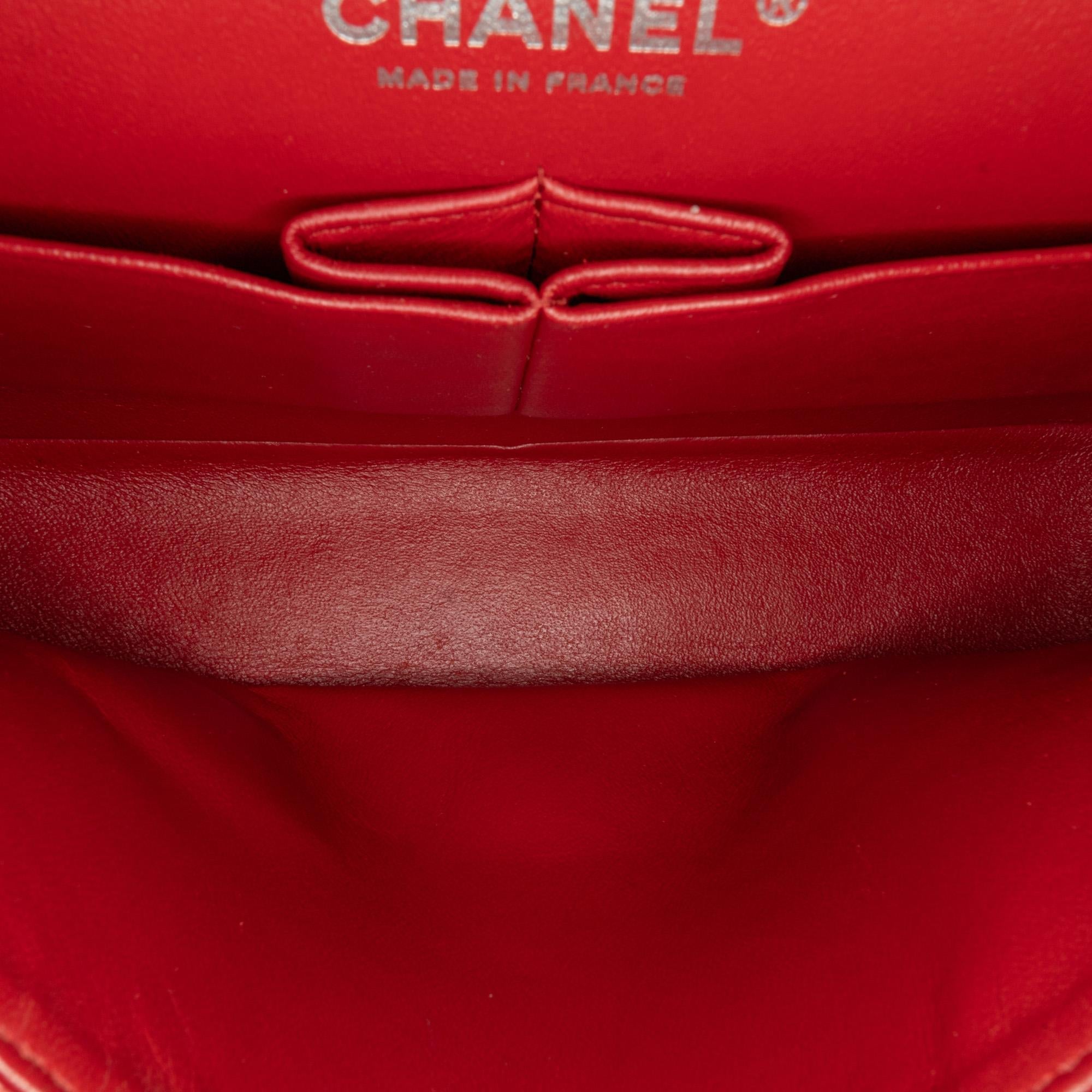 Chanel Medium Classic Chevron Caviar Double Flap (SHG-cCtiFC)