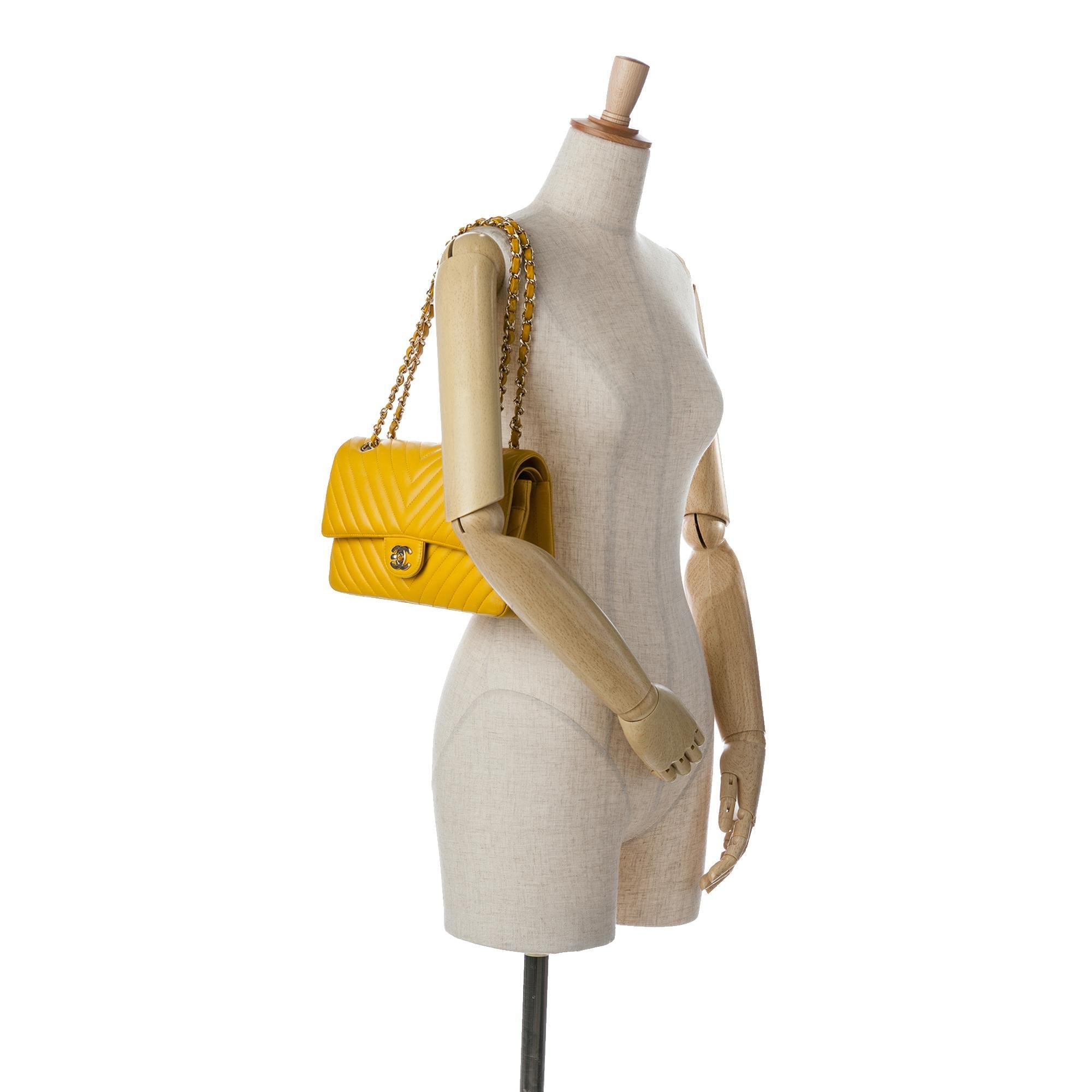 Chanel Medium Classic Chevron Lambskin Double Flap (SHG-uFNRNJ)