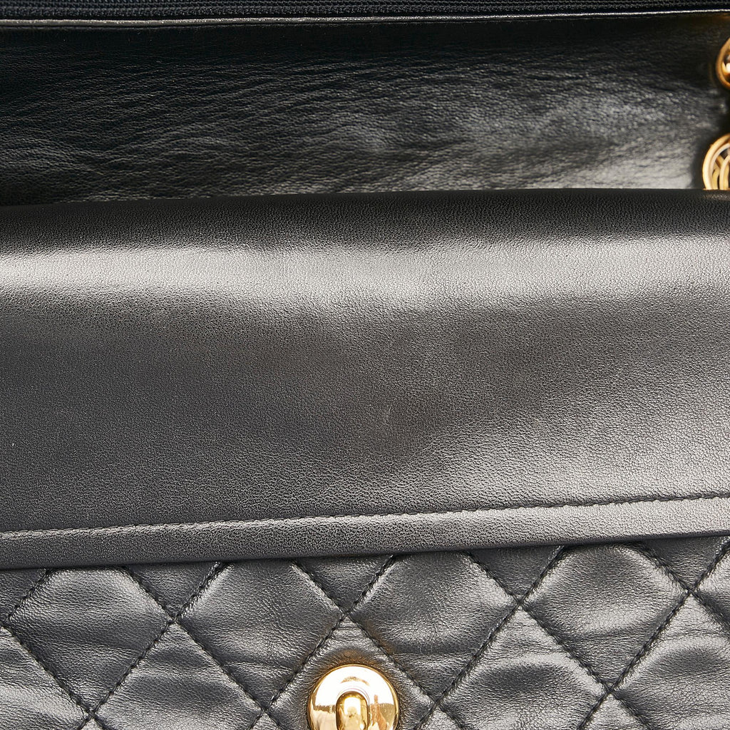 Chanel Medium Classic Lambskin Double Flap (SHG-Vy6wu2)