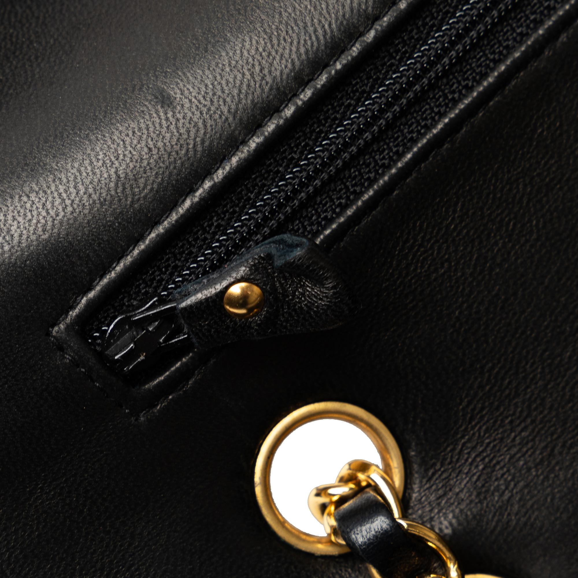 Chanel Medium Classic Lambskin Double Flap (SHG-9pZcmQ)