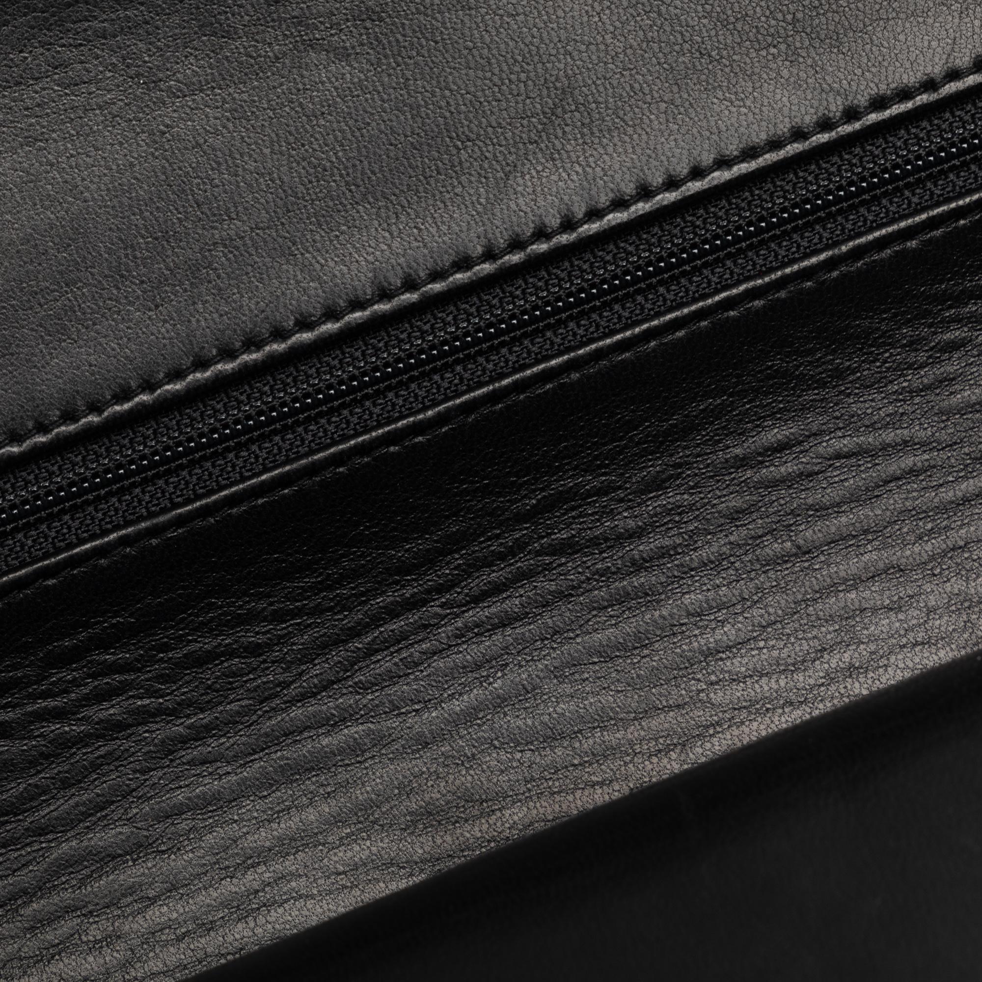 Chanel Medium Classic Lambskin Double Flap (SHG-zFe3qn)
