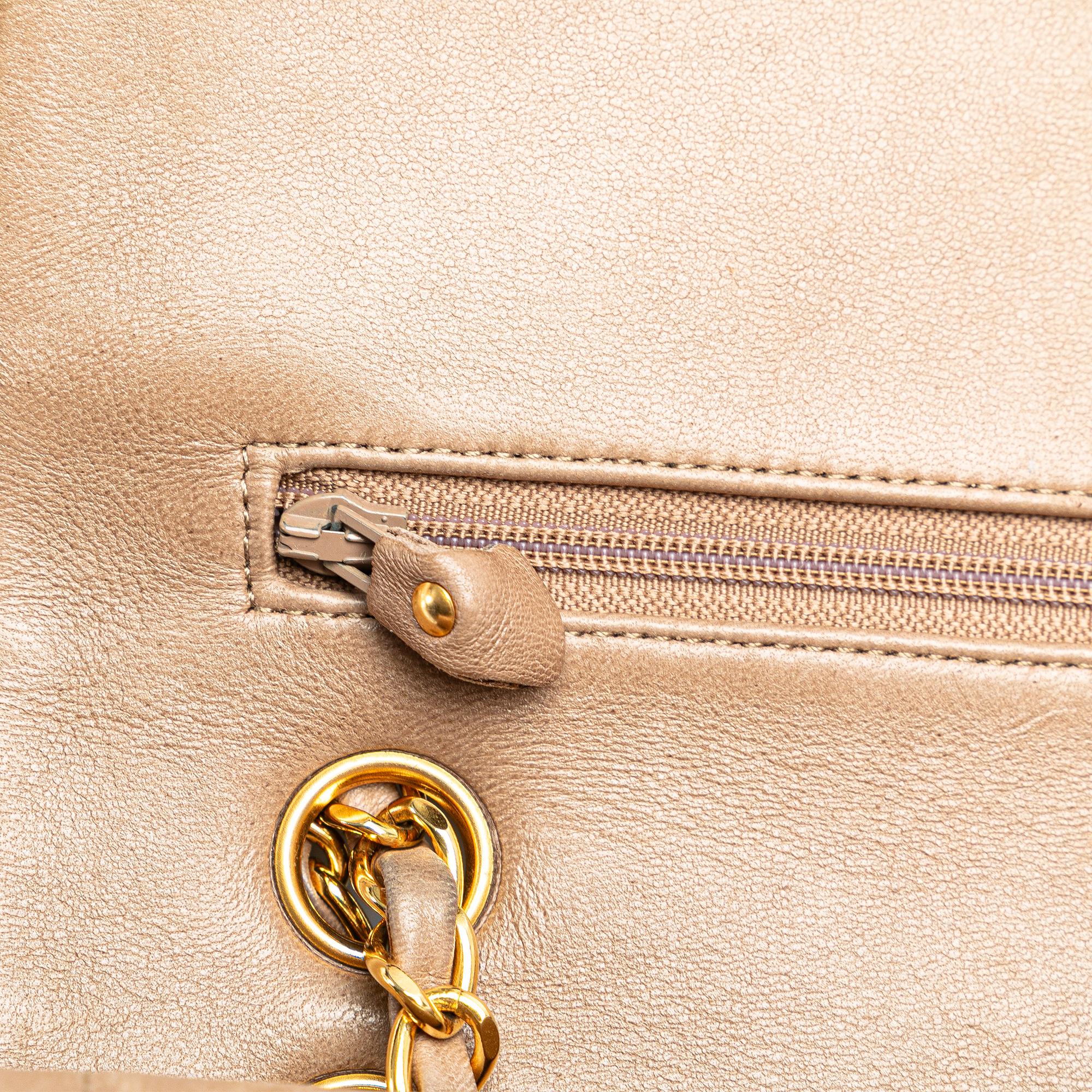 Chanel Medium Classic Lambskin Double Flap (SHG-oPVKa3)