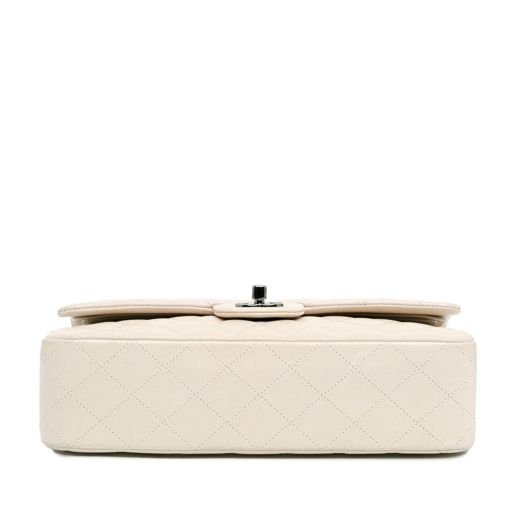 Chanel Medium Classic Lambskin Double Flap (SHG-ouJySv)