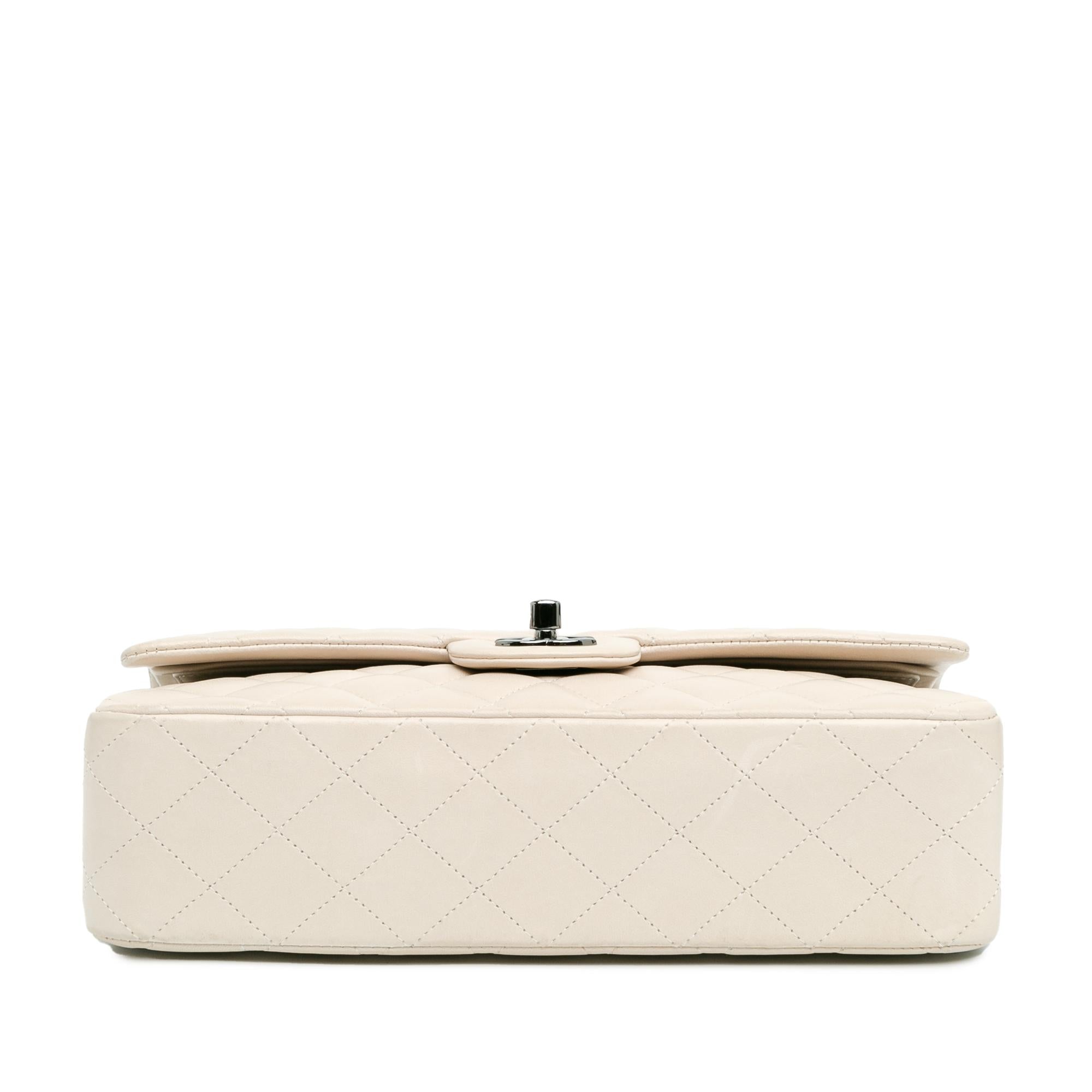 Chanel Medium Classic Lambskin Double Flap (SHG-ouJySv)