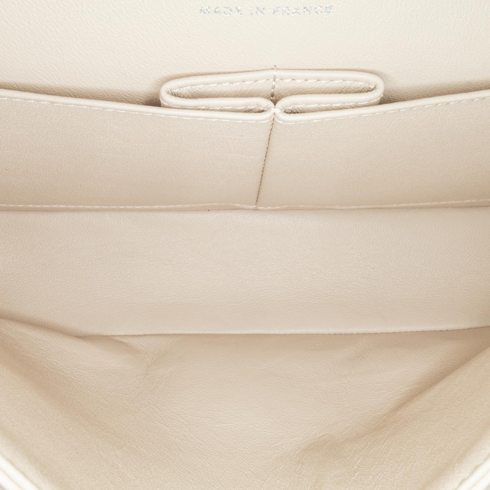 Chanel Medium Classic Lambskin Double Flap (SHG-ouJySv)