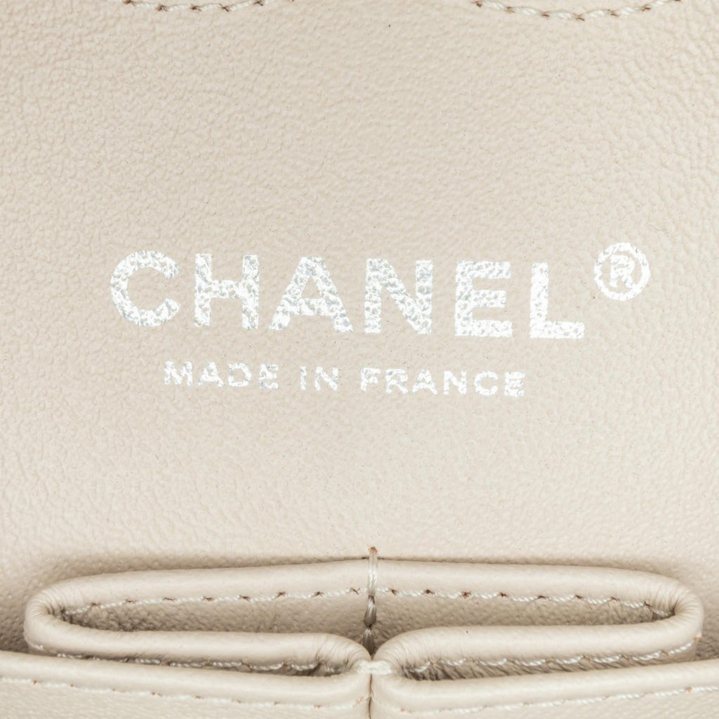Chanel Medium Classic Lambskin Double Flap (SHG-ouJySv)
