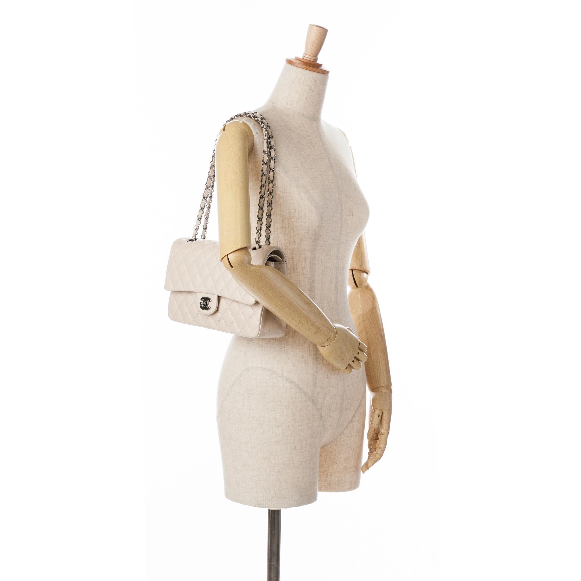 Chanel Medium Classic Lambskin Double Flap (SHG-ouJySv)
